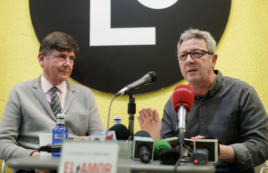 Alonso Guerrero (d), exmarido de la reina Letizia de España y Manuel Pimentel asisten a la rueda de prensa de "El amor de Penny Robinson" en la librería Le el 12 de abril de 2018 en Madrid, España. | Fuente: Getty Images