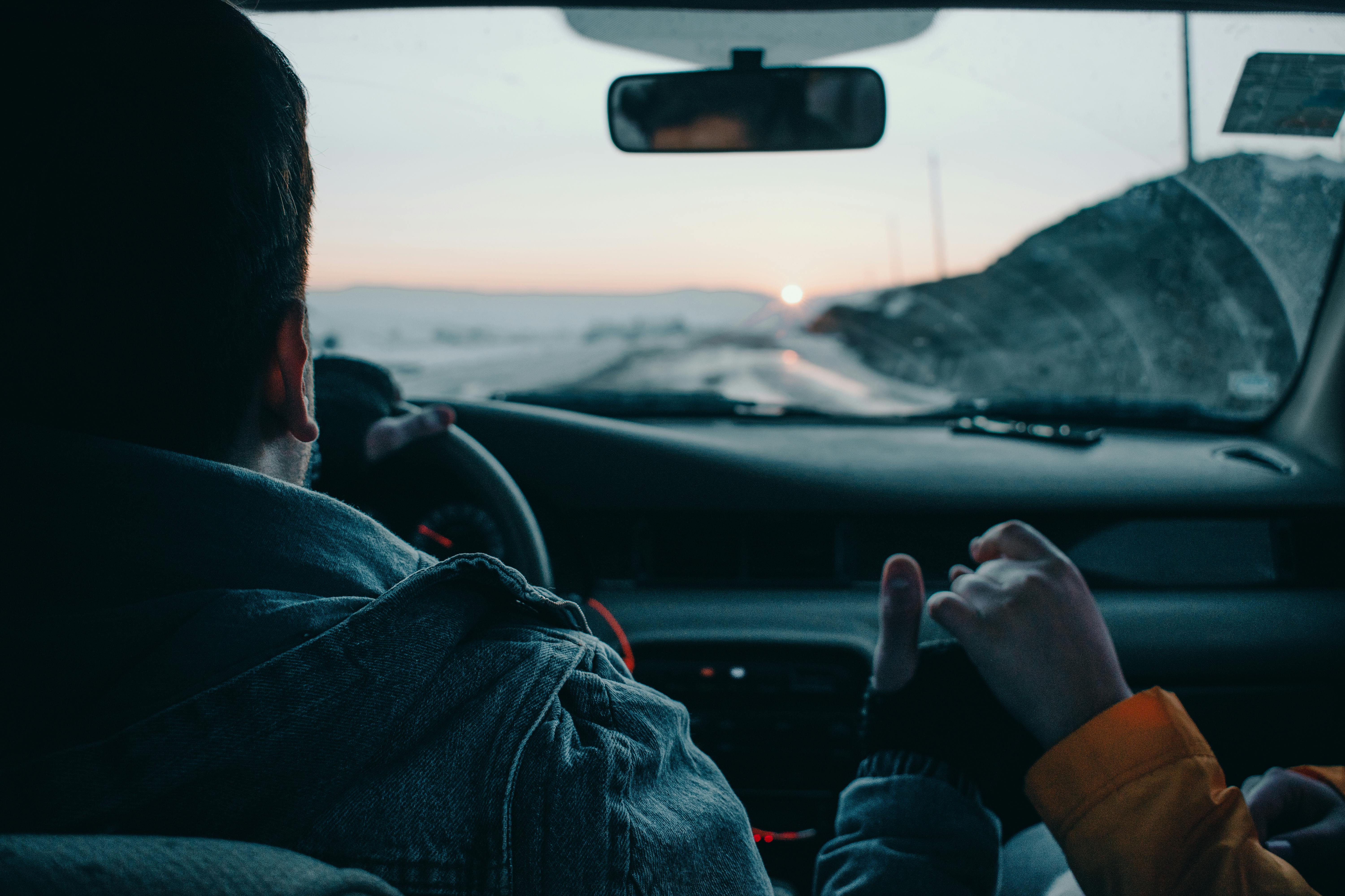 Una pareja viajando en Automóvil | Fuente: Pexels