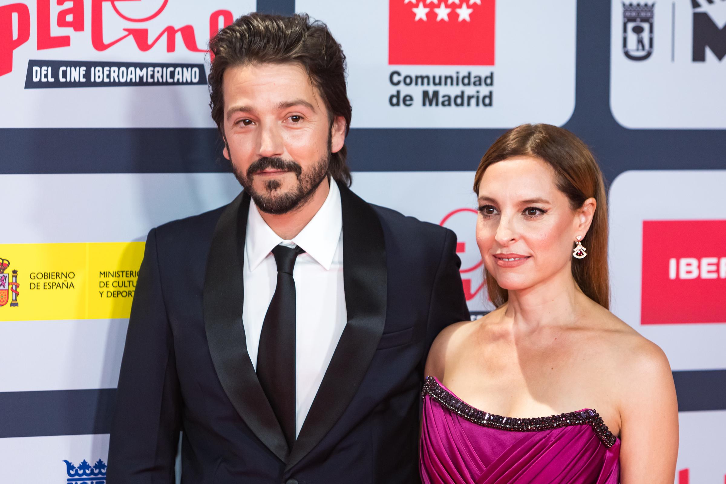 Diego Luna y Marina de Tavira asisten a los Premios Platino 2021 en IFEMA el 3 de octubre de 2021 en Madrid, España. | Fuente: Getty Images.
