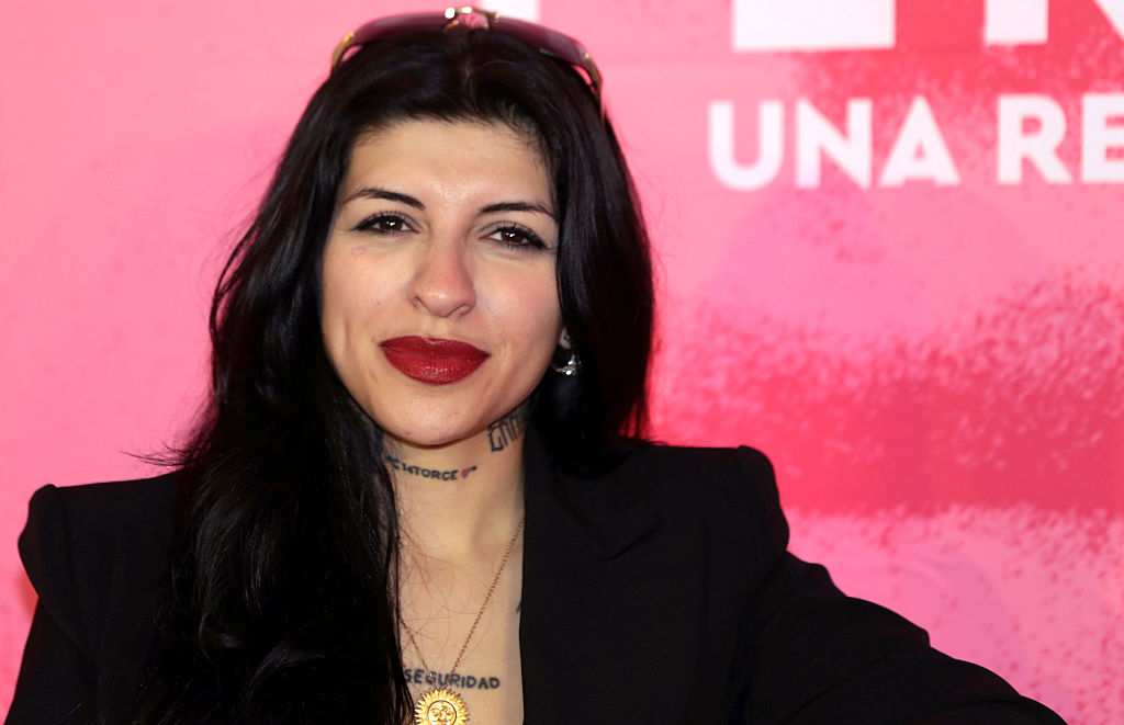 La cantante y compositora argentina Julieta Emilia Cazzuchelli, más conocida como Cazzu, mira a la cámara durante la presentación del libro "Perreo, una revolución" en la editorial Penguin Random House, el 12 de agosto de 2025 en Ciudad de México, México. | Fuente: Getty Images