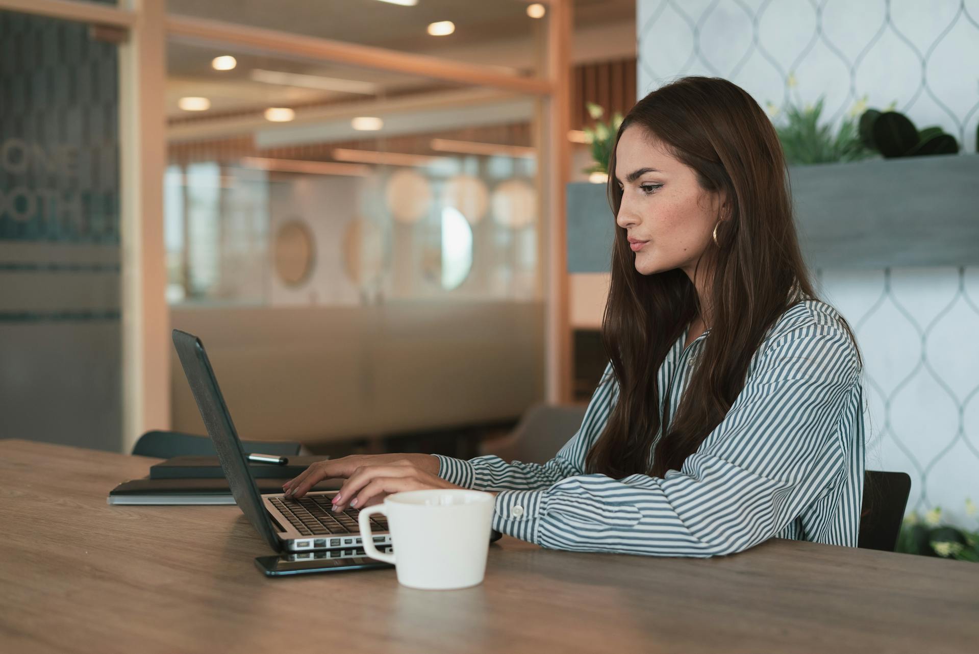 Una mujer trabajando con su portátil | Fuente: Pexels