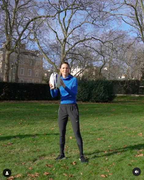 La princesa Catherine lanzando un balón de rugby a distintos jugadores en un montaje de vídeo, publicado el 2 de febrero de 2022. | Fuente: Instagram/princeandprincessofwales