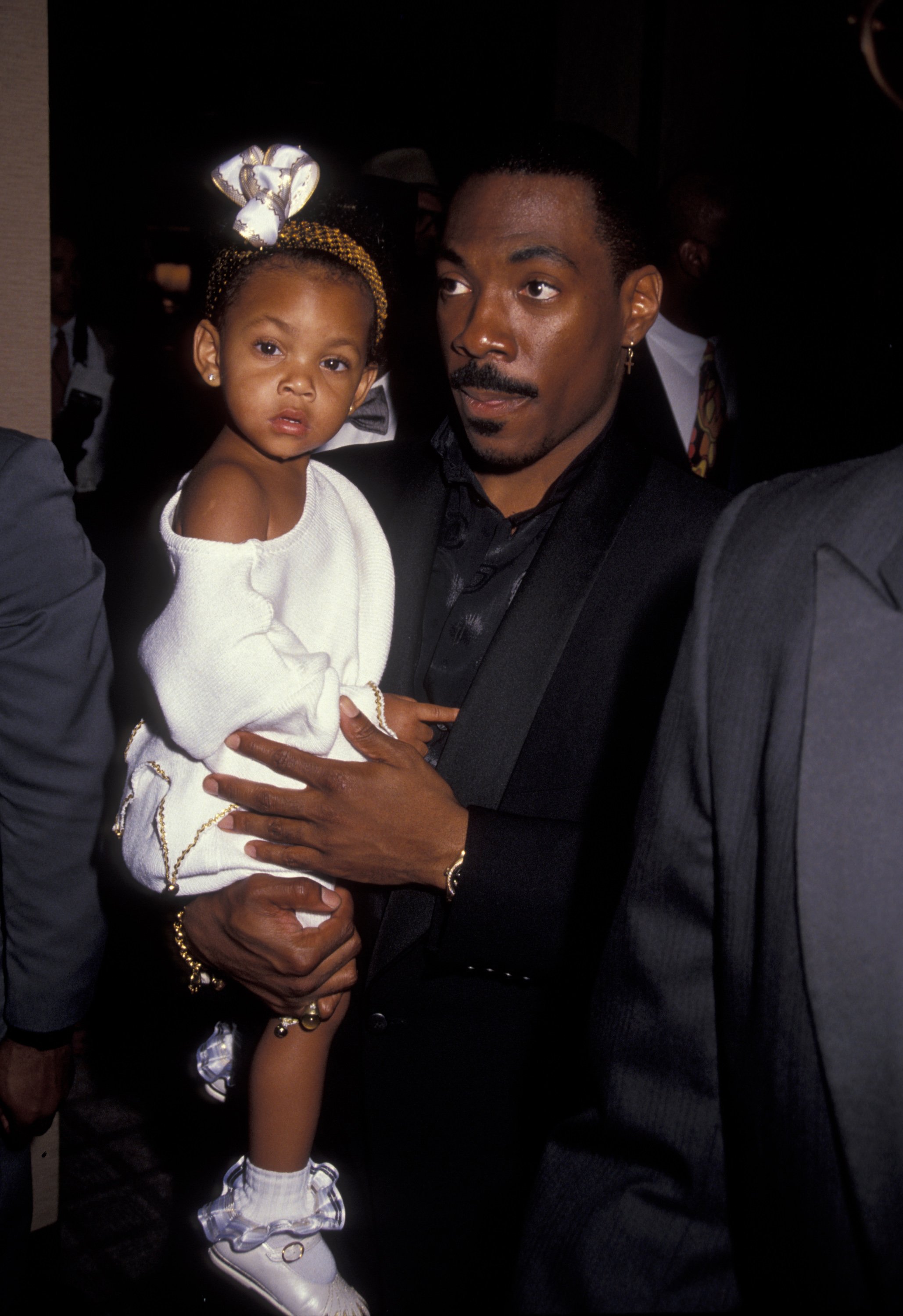 Eddie Murphy y su hija Bria Murphy durante NAACP Salute del actor en Los Ángeles, California, el 19 de julio de 1991. | Foto: Getty Images
