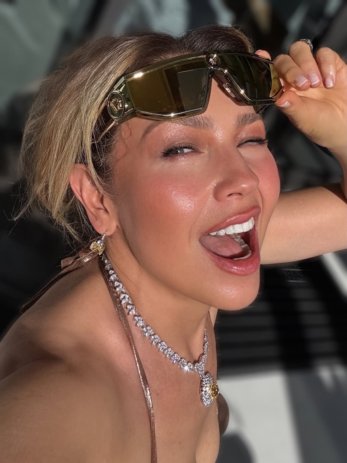 Thalía luciendo una microbikini metalizada en tono bronce acompañada por accesorios de alta gama | Fuente: Instagram/thalia