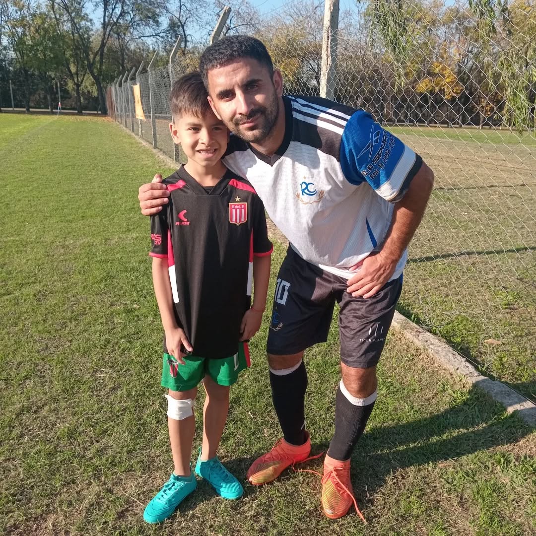 Thiago con su papá. | Foto: Facebook.com/fabian.correa.359