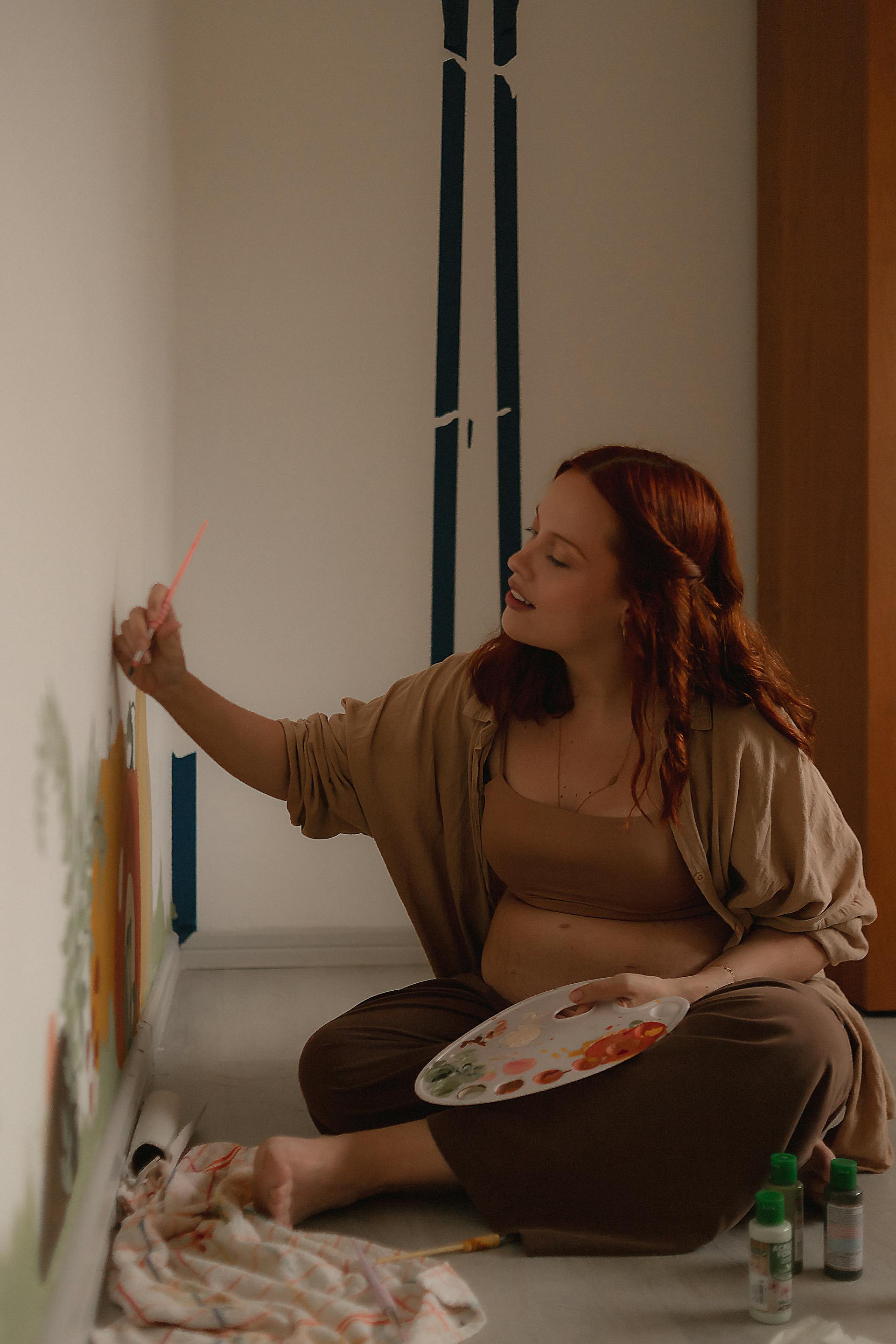 Una mujer embarazada pintando | Fuente: Pexels