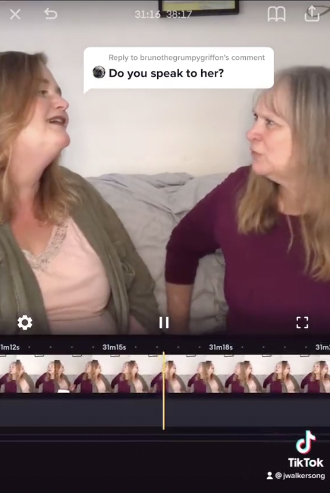Jamie y su madre en un clip en el que su madre le cuenta la moraleja de su historia publicado el 21 de abril de 2021 | Fuente: tiktok/jwalkersong