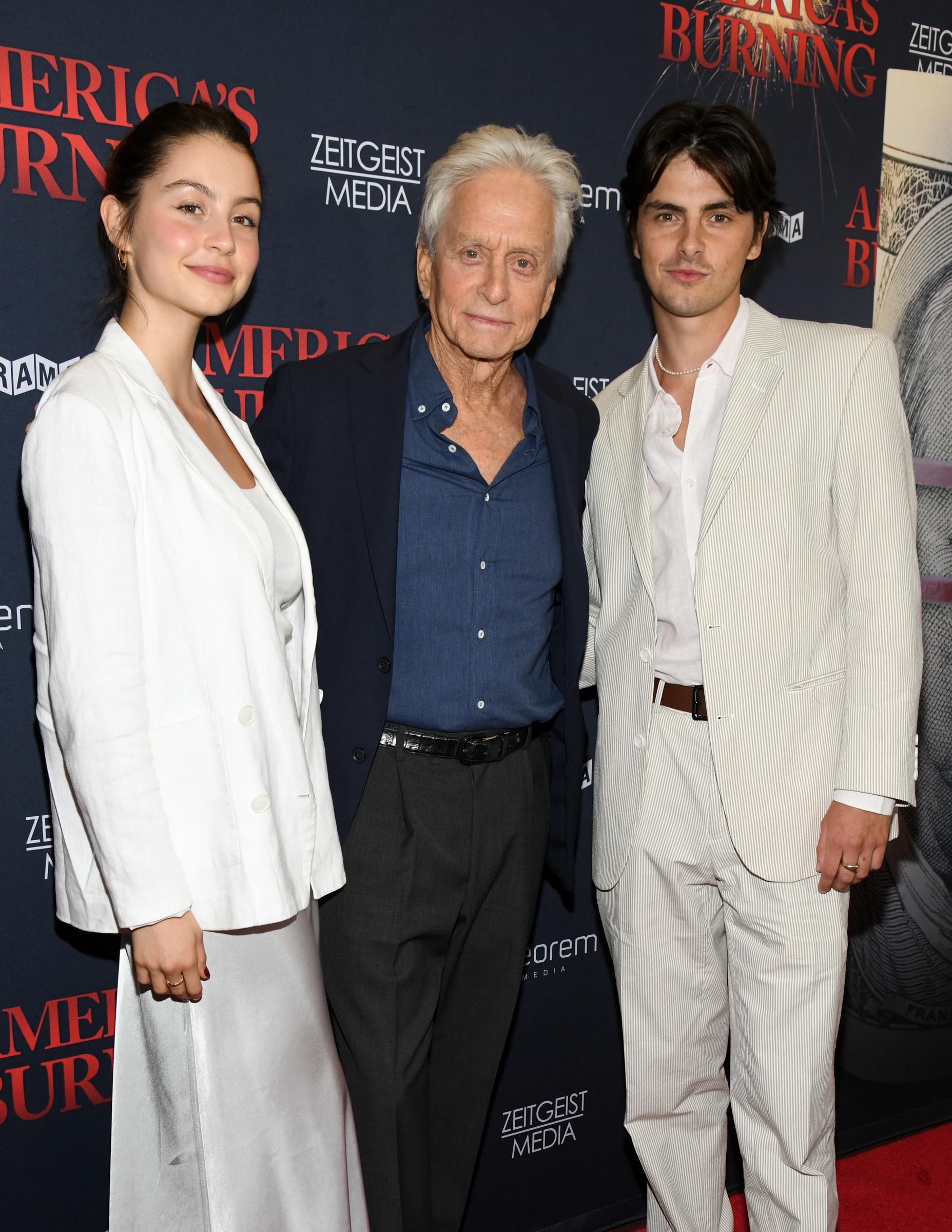 Carys, Michael y Dylan Douglas en el estreno de "America's Burning" celebrado en el DGA New York Theater el 10 de julio de 2024 en Nueva York | Fuente: Getty Images