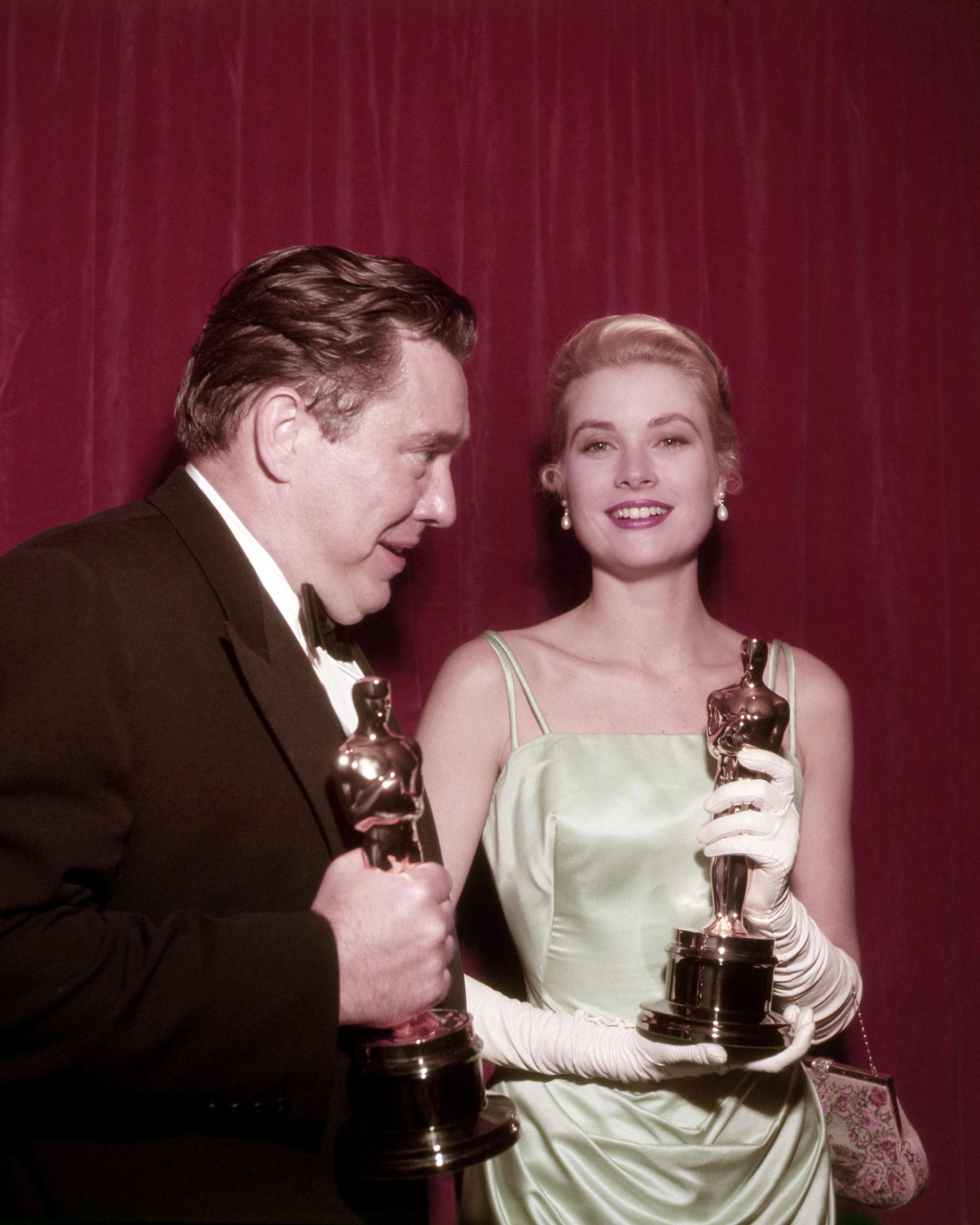 Grace Kelly con el actor estadounidense Edmond O'Brien tras ganar el Oscar a la Mejor Actriz en la 27ª ceremonia de los Premios de la Academia en 1955. | Fuente: Getty Images