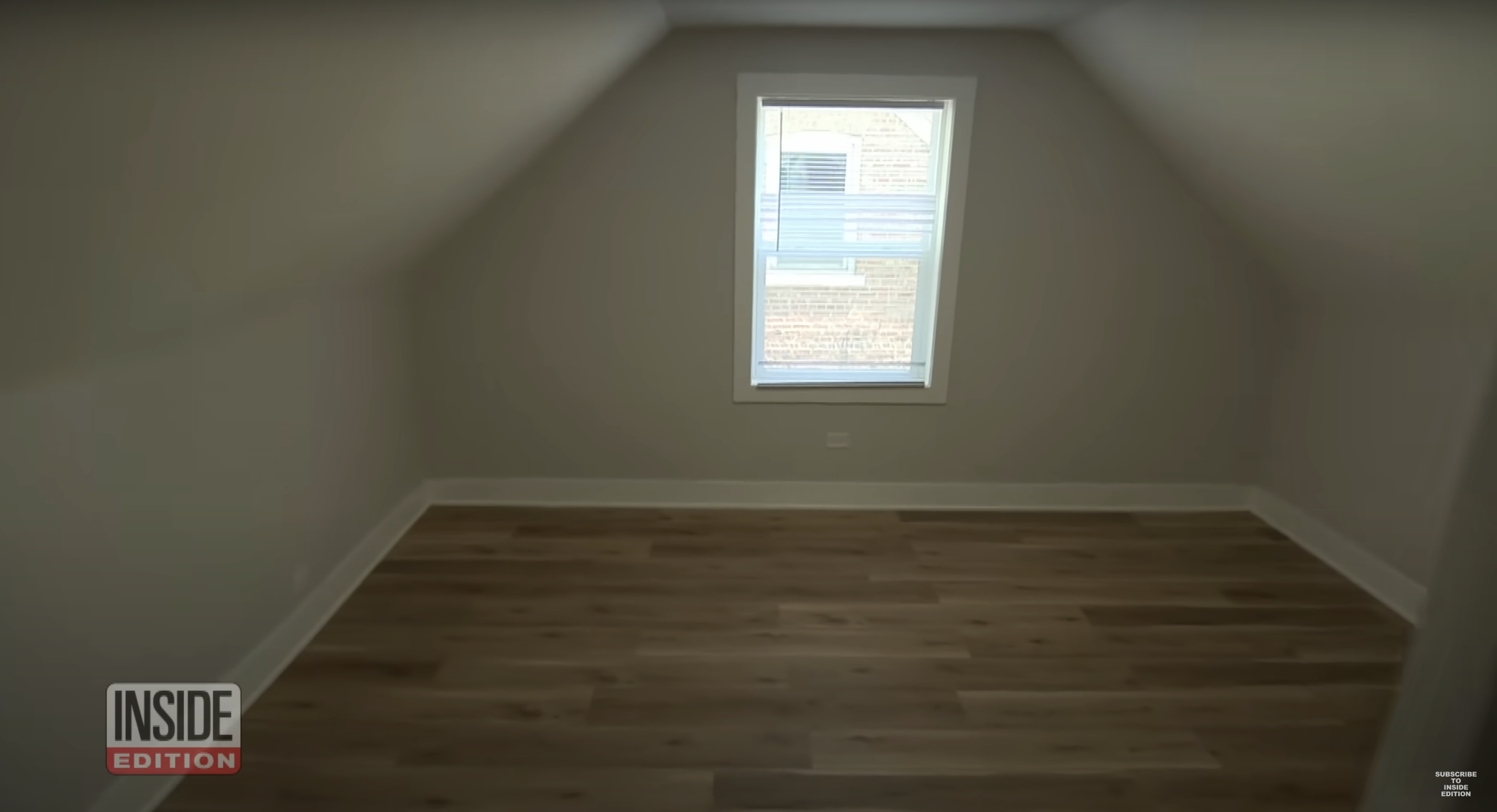 Un vistazo al interior de una de las habitaciones renovadas de la casa de la infancia del papa León XIV, como se ve en un vídeo compartido el 10 de mayo de 2025 | Fuente: YouTube/InsideEdition