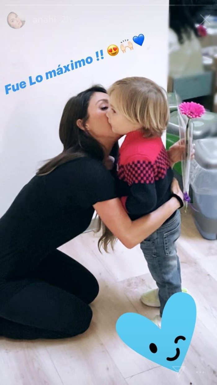 Anahí abraza a su primogénito pocos días después del parto de su segundo hijo. | Foto: Historias de Instagram/anahi