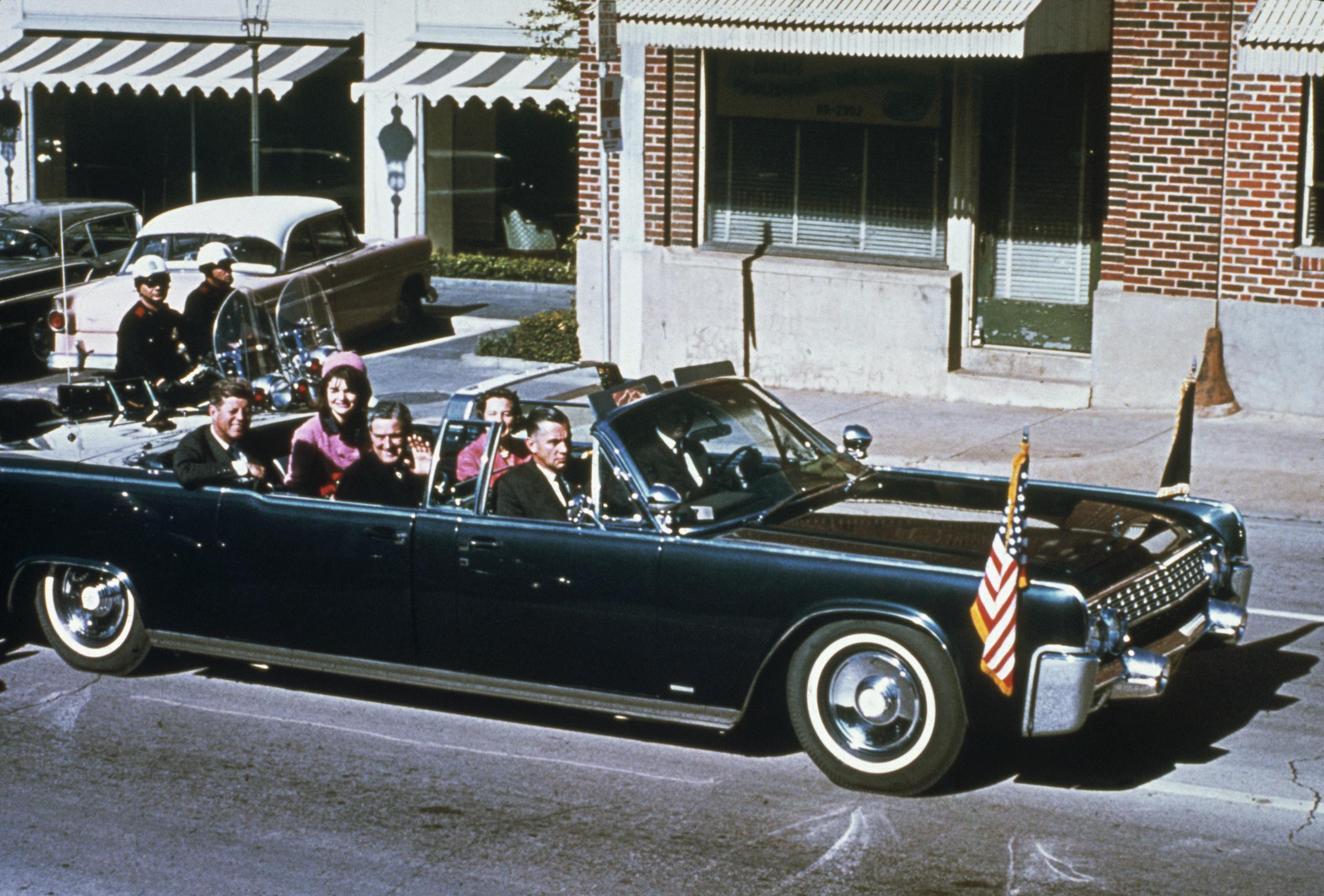 El ex presidente de EE.UU. John F. Kennedy y la Primera Dama Jacqueline Kennedy con el gobernador de Texas John Connally y su esposa Nellie en la Plaza Dealey de Dallas, Texas, el 22 de noviembre de 1963. | Fuente: Getty Images