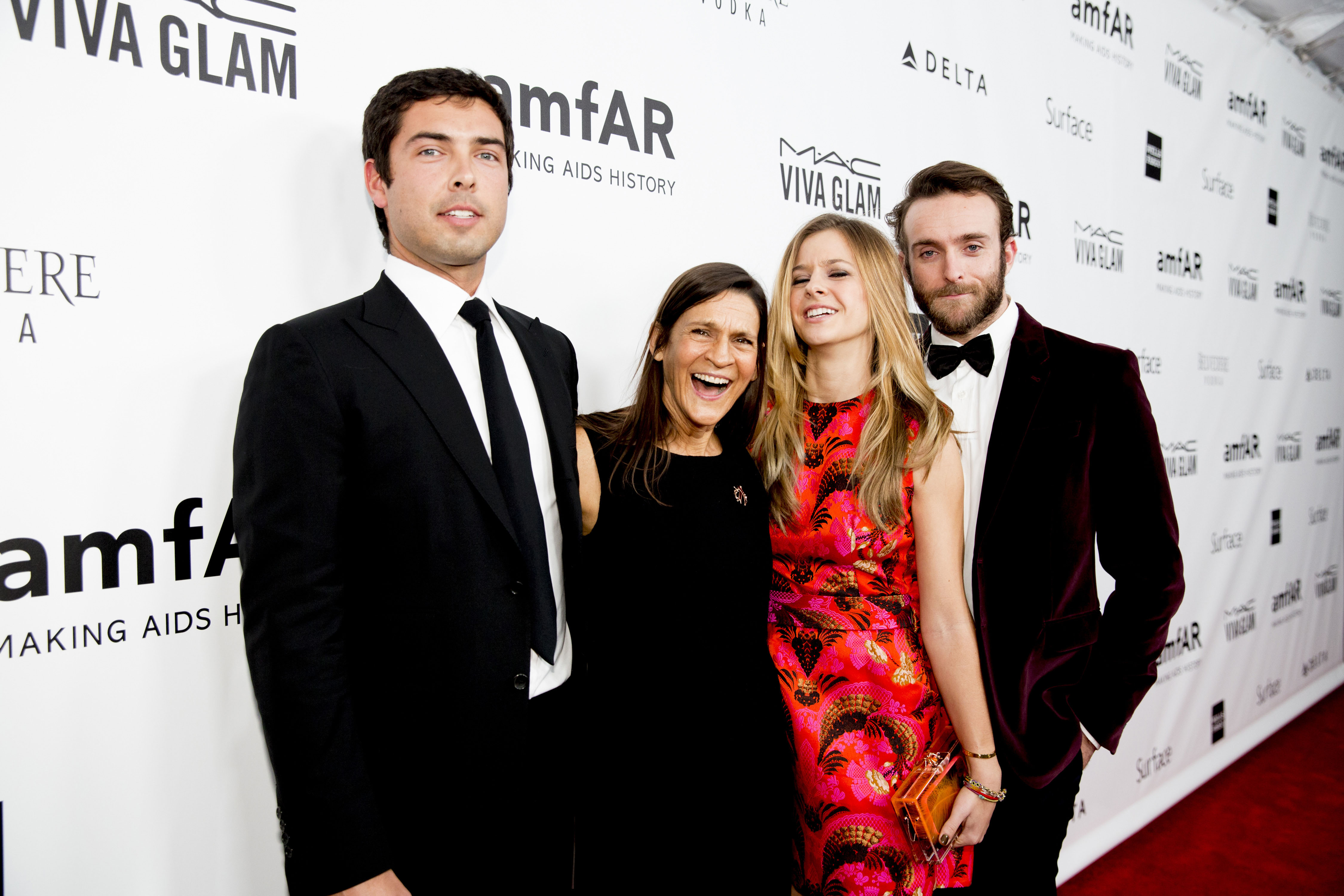 (De izquierda a derecha) Caleb Wilding, la homenajeada Aileen Getty, Alexandra Wilding y Andrew Wilding asisten a la Gala amfAR Inspiration 2013 el 12 de diciembre de 2013, en Los Ángeles, California. | Fuente: Getty Images