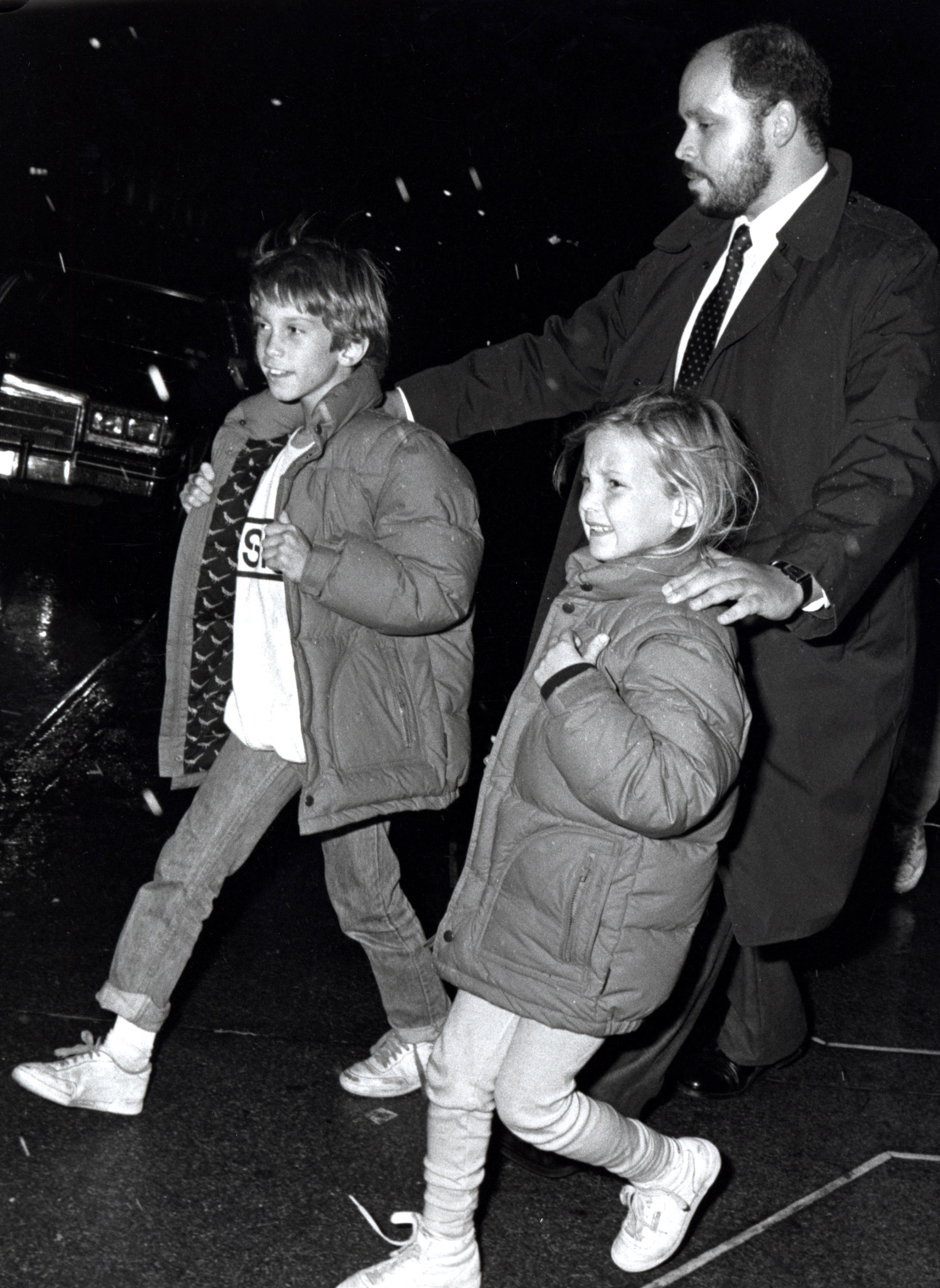 Los hijos de Goldie Hawn escoltados en la Gala Benéfica de Investigación del Cáncer Pediátrico el 5 de noviembre de 1986 | Fuente: Getty Images