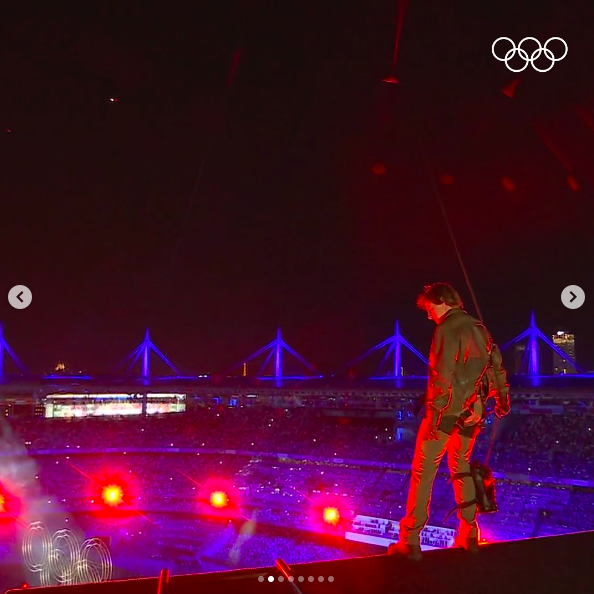 Tom Cruise justo antes de saltar desde el tejado del estadio durante los Juegos Olímpicos de París, publicado el 11 de agosto de 2024 | Fuente: Instagram/olympics