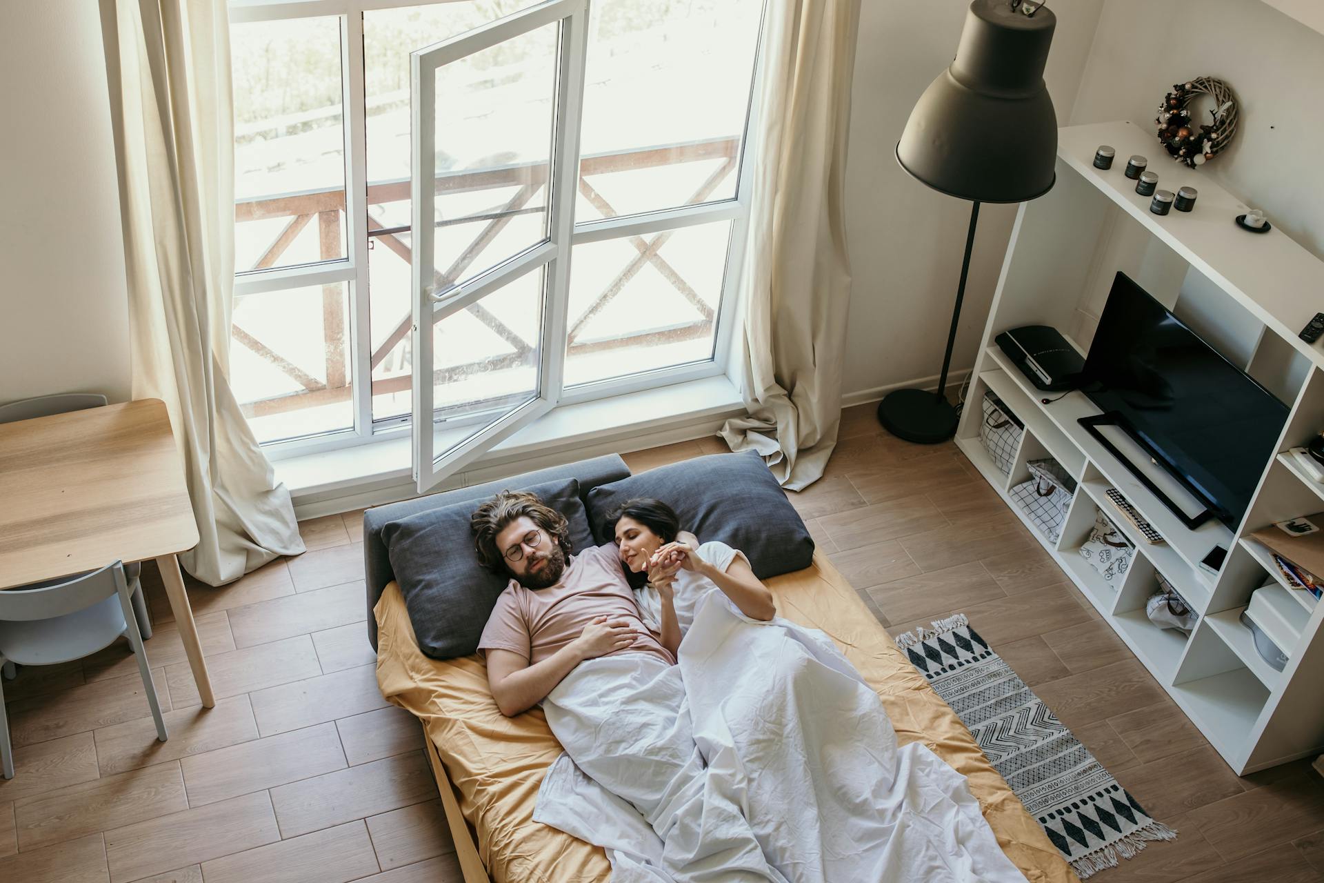 Una pareja tumbada en la cama | Fuente: Pexels