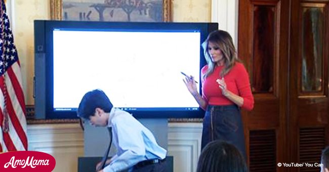 Chico derrama vaso de agua frente a la Primera Dama. Reacción de Melania quedó grabada