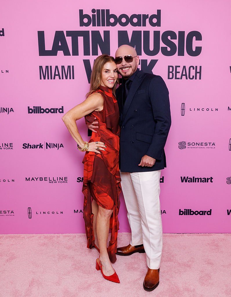 Leila Cobo y Pitbull en el tercer día de la Billboard Latin Music Week, celebrado en Furia Miami el 21 de octubre de 2026 en Miami Beach, Florida. | Fuente: Getty Images