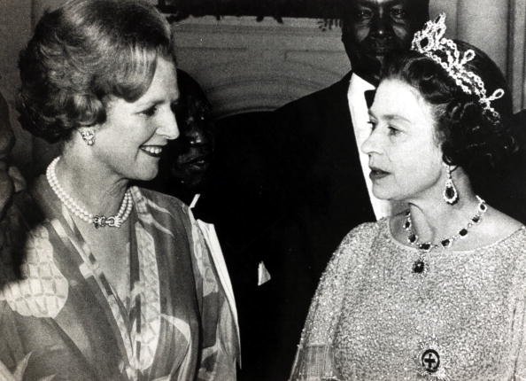 Margaret Thatcher fotografiada con la Reina Isabel II en Lusaka, en julio de 1979. │ Foto: Getty Images