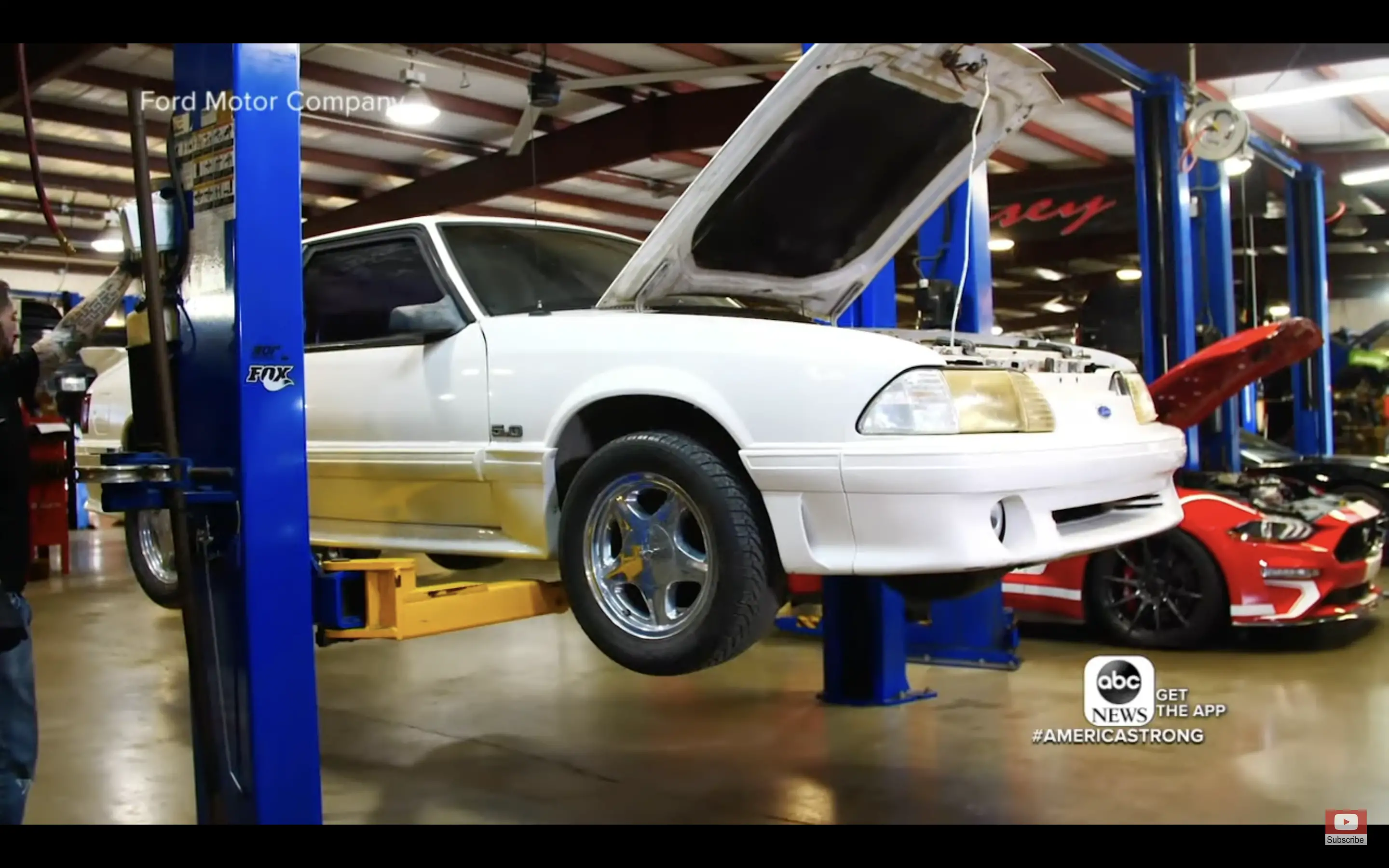 El coche de Wesley Ryan, un Ford Mustang GT | Foto: Youtube.com/ABC News