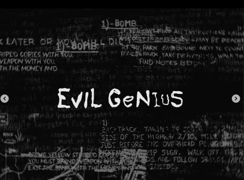 El título de la película aparece en letras blancas muy marcadas sobre un fondo oscuro escrito a mano, lleno de notas crípticas y referencias al intrincado plan que constituye el núcleo de esta historia basada en hechos reales. Esta imagen inquietante da una pista del mundo extraño y perturbador que Courteney tardó ocho años en llevar a la pantalla. | Fuente: Instagram/courteneycoxofficial