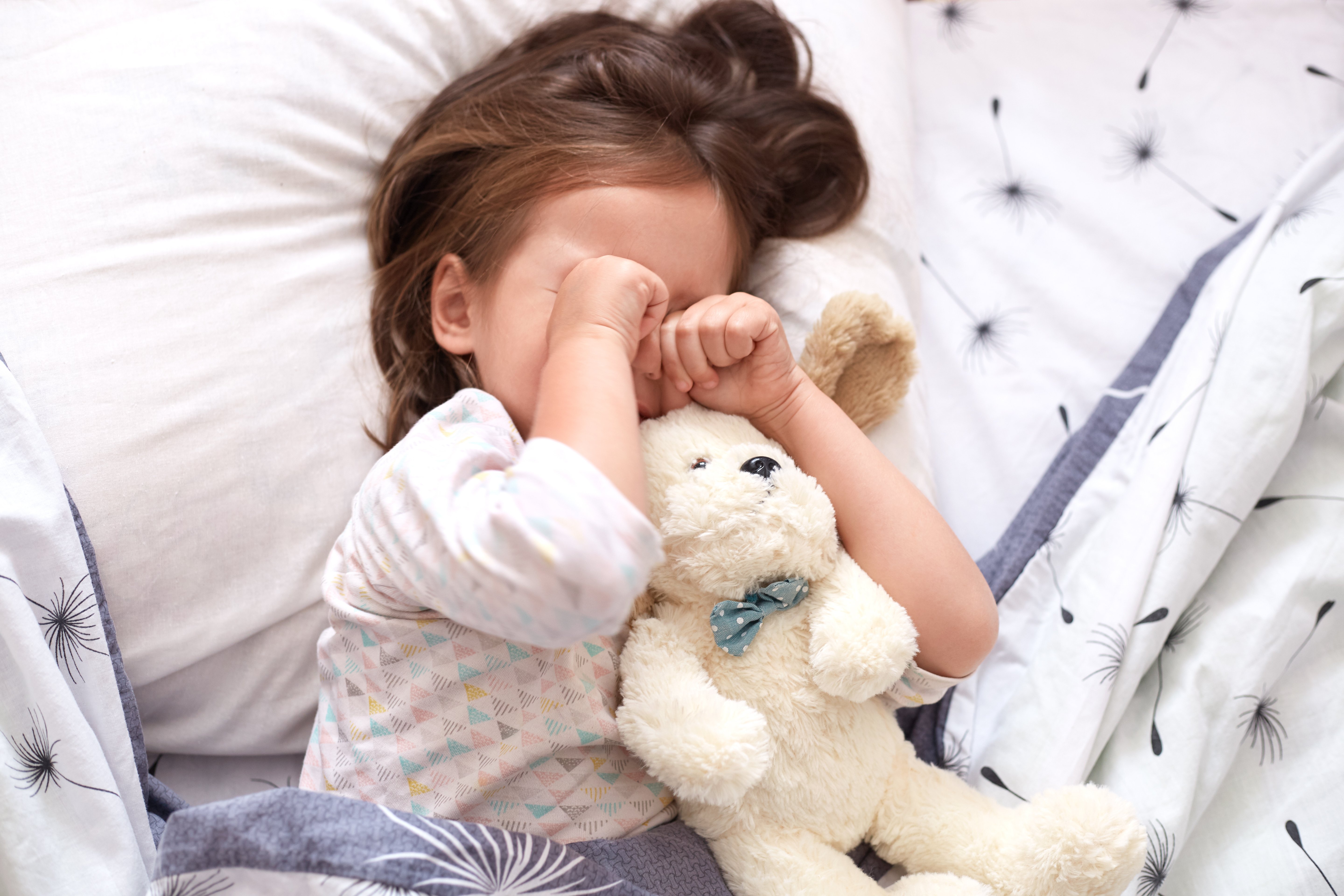 Niña pequeña llorando antes de dormir. | Foto: Shutterstock