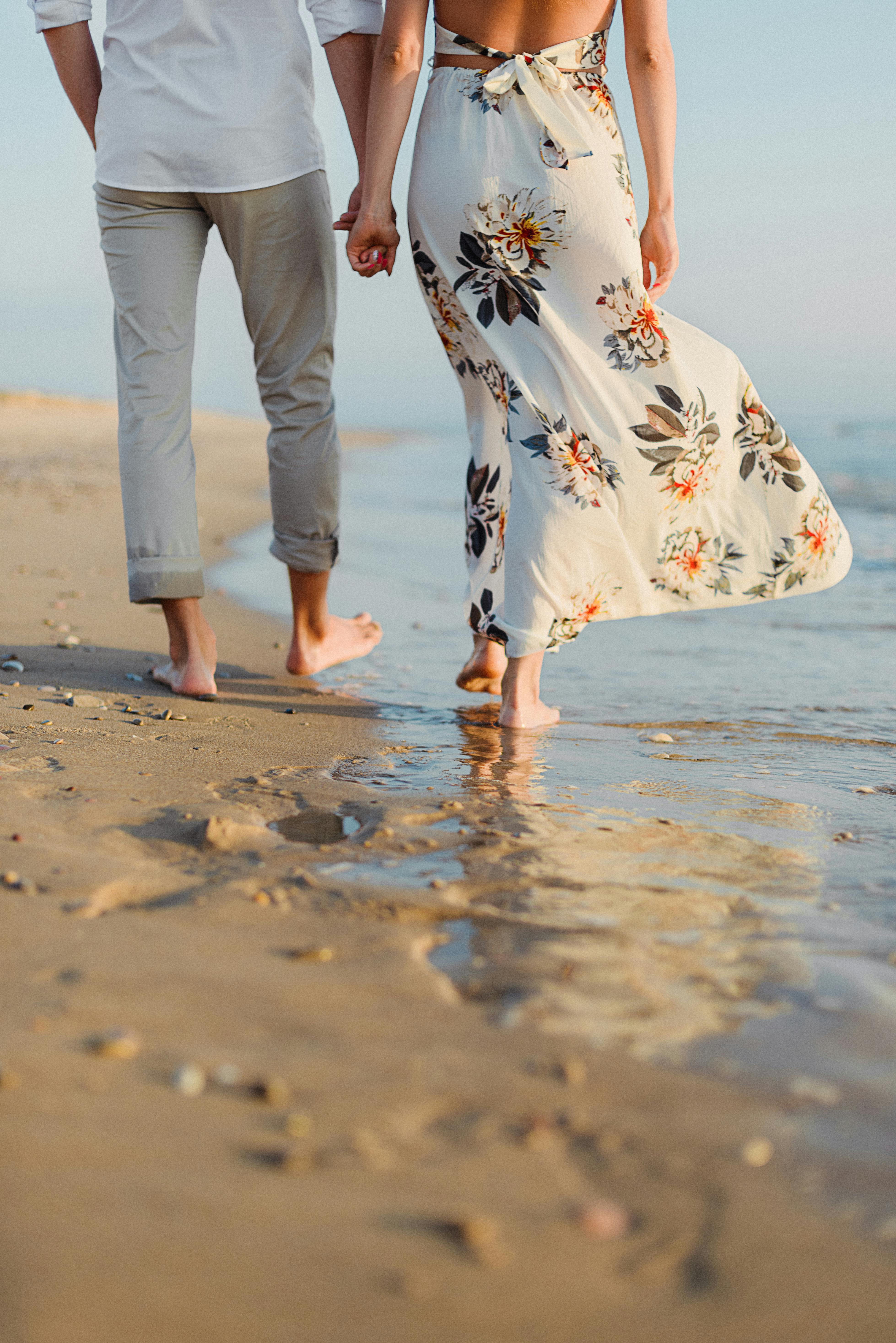 Una pareja paseando por una playa | Fuente: Pexels