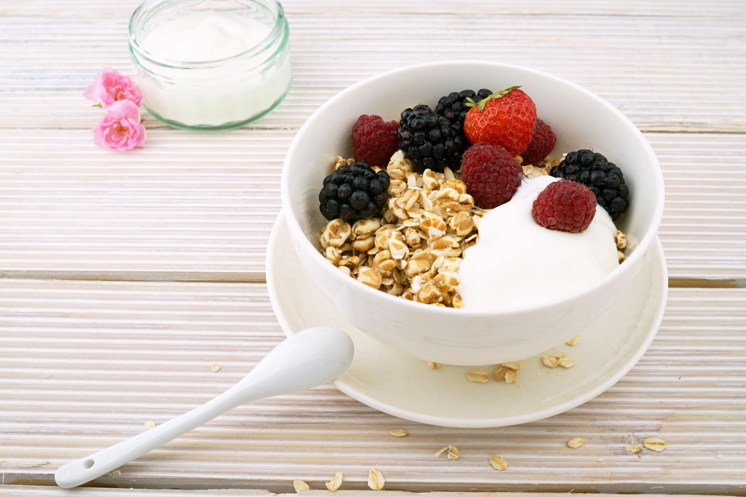 Un bol de desayuno con yogur, frutas y granola | Fuente: Pexels