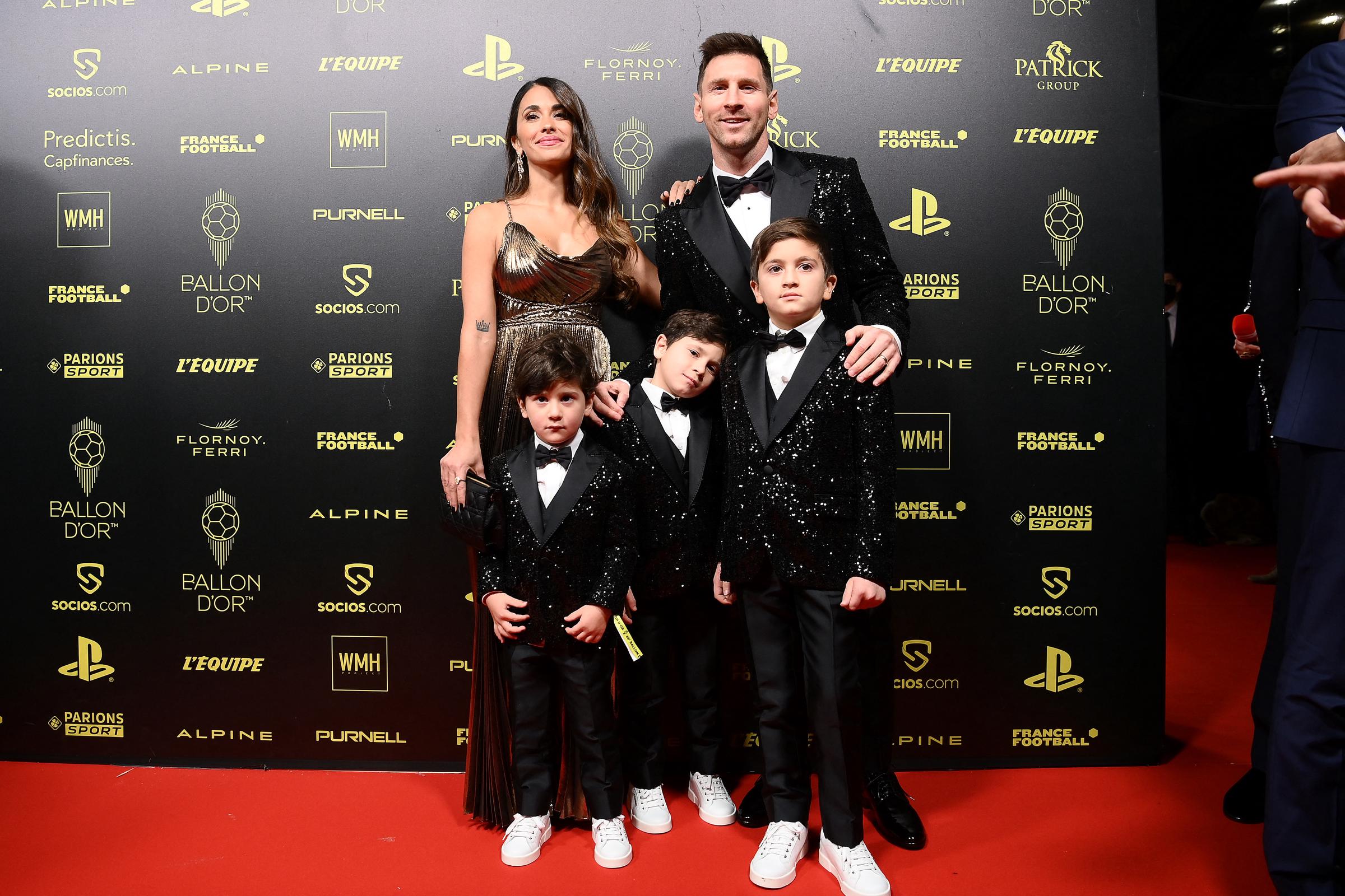 Lionel Messi, su esposa Antonella Roccuzzo, y sus hijos Ciro, Mateo y Thiago posan a su llegada para asistir a la ceremonia de entrega del Balón de Oro de Fútbol de Francia 2021 en el Theatre du Chatelet de París el 29 de noviembre de 2021.