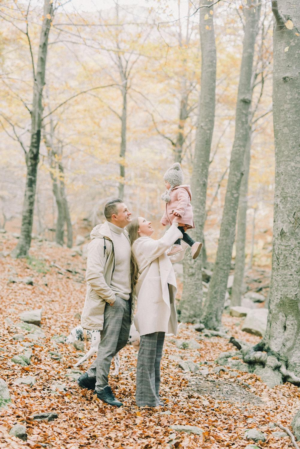 Una familia feliz con su hija | Fuente: Pexels