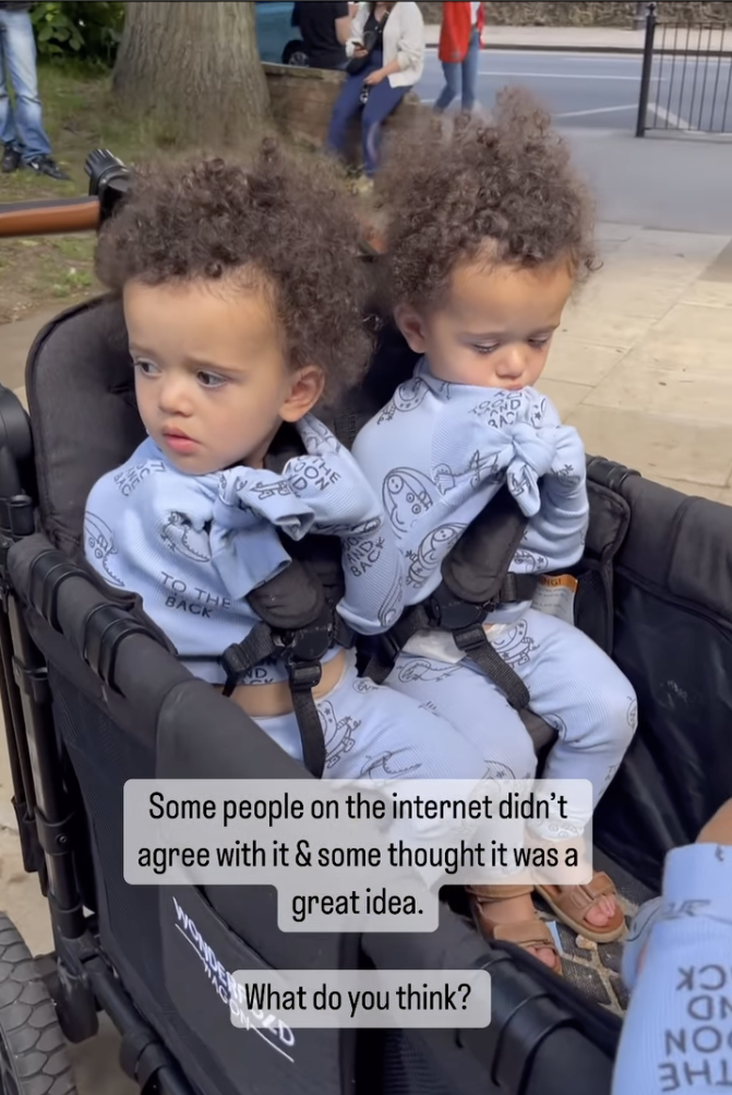 Los hijos de Shillingford con las mangas atadas | Fuente: instagram.com/identical_triplet_mama/