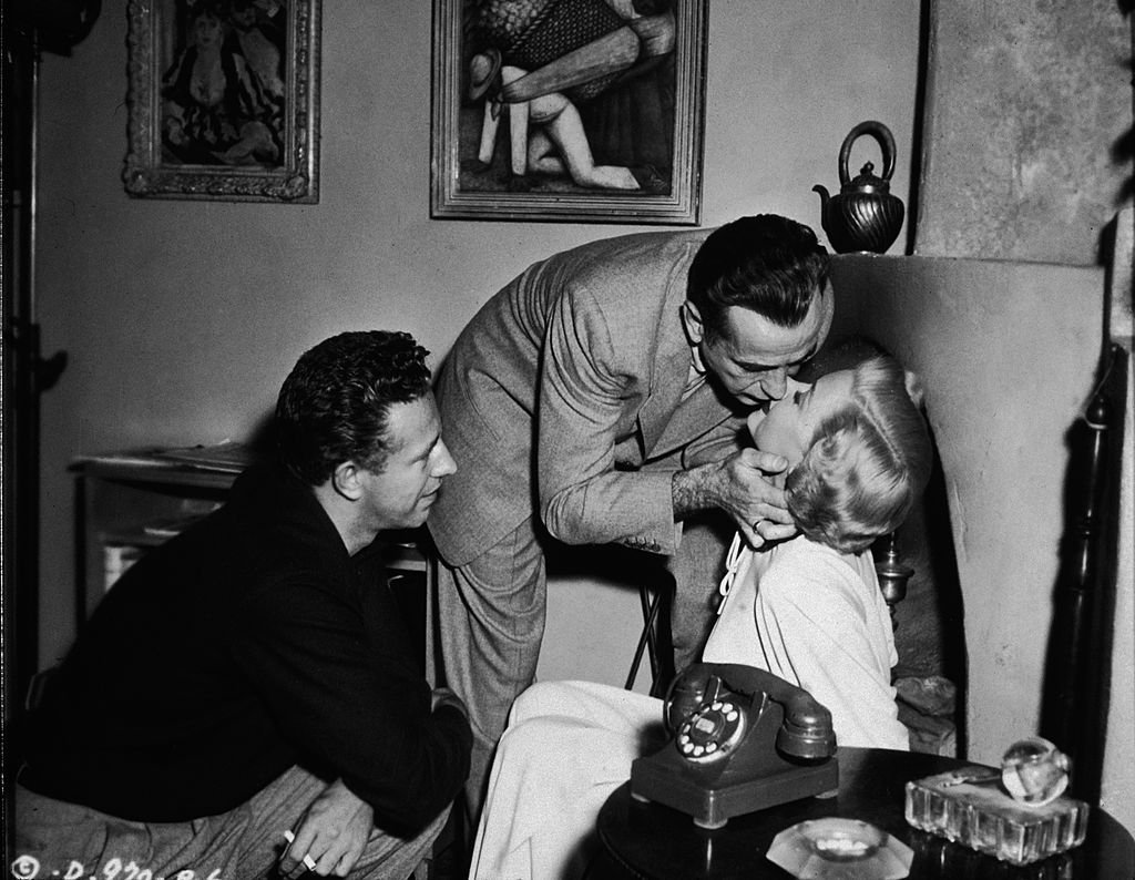 Nicholas Ray dirigiendo a Gloria Grahame y Humphrey Bogart en "A Lonely Place". | Fuente: Getty Images