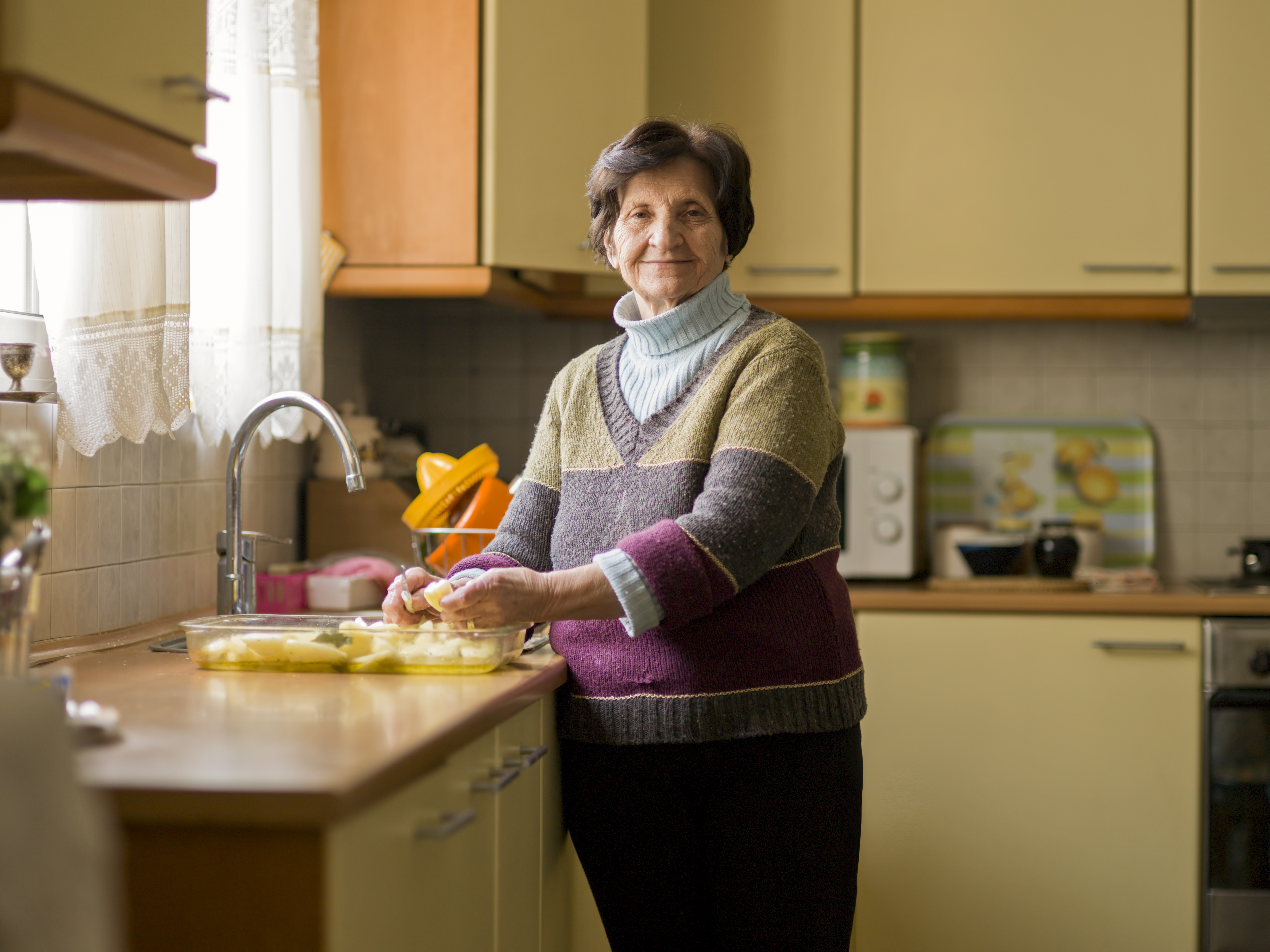 Mujer mayor cocinando | Foto: Getty Images