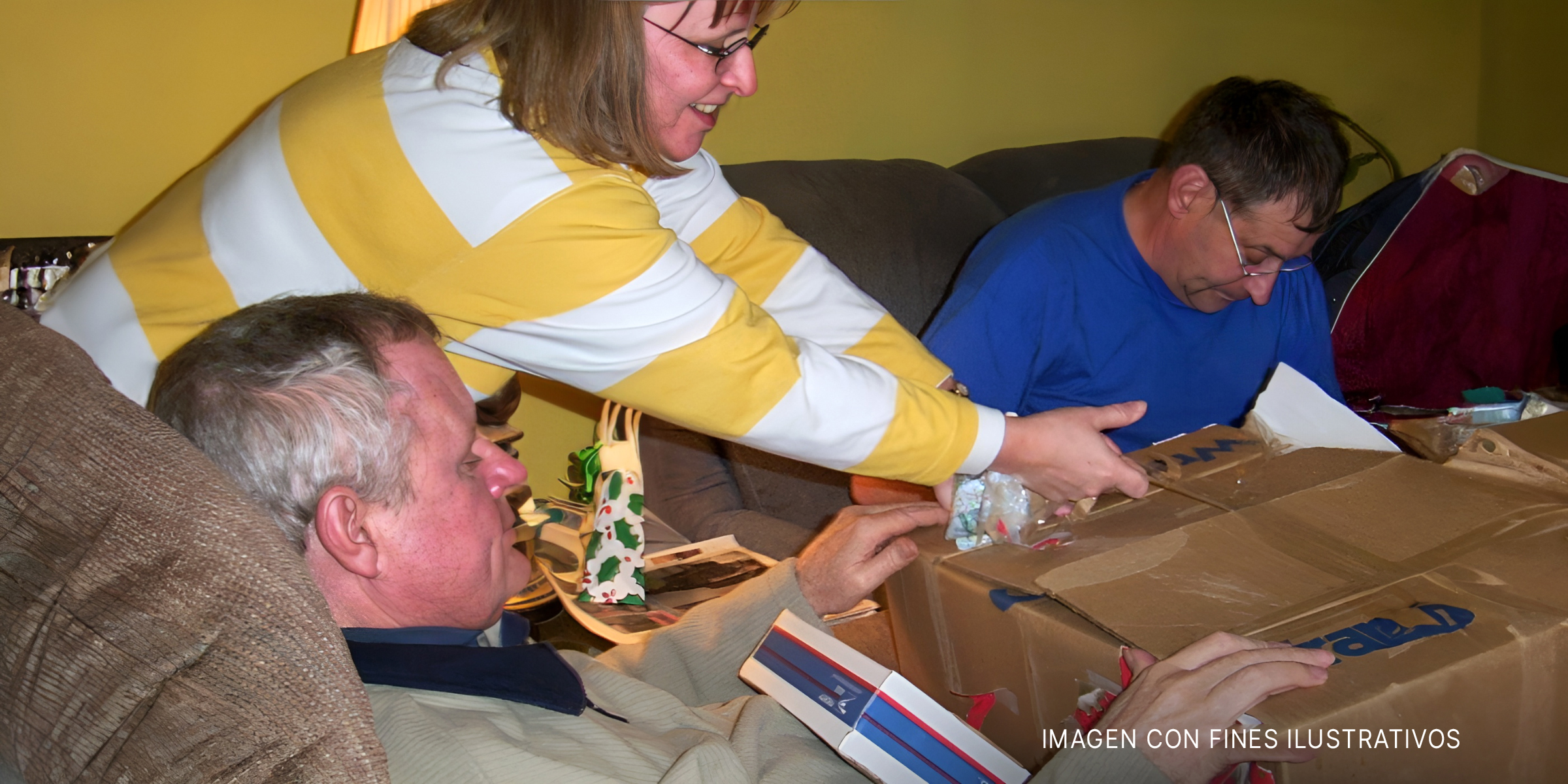 Familia abriendo regalos | Foto: Flickr.com/TheMuuj (CC BY-SA 2.0)