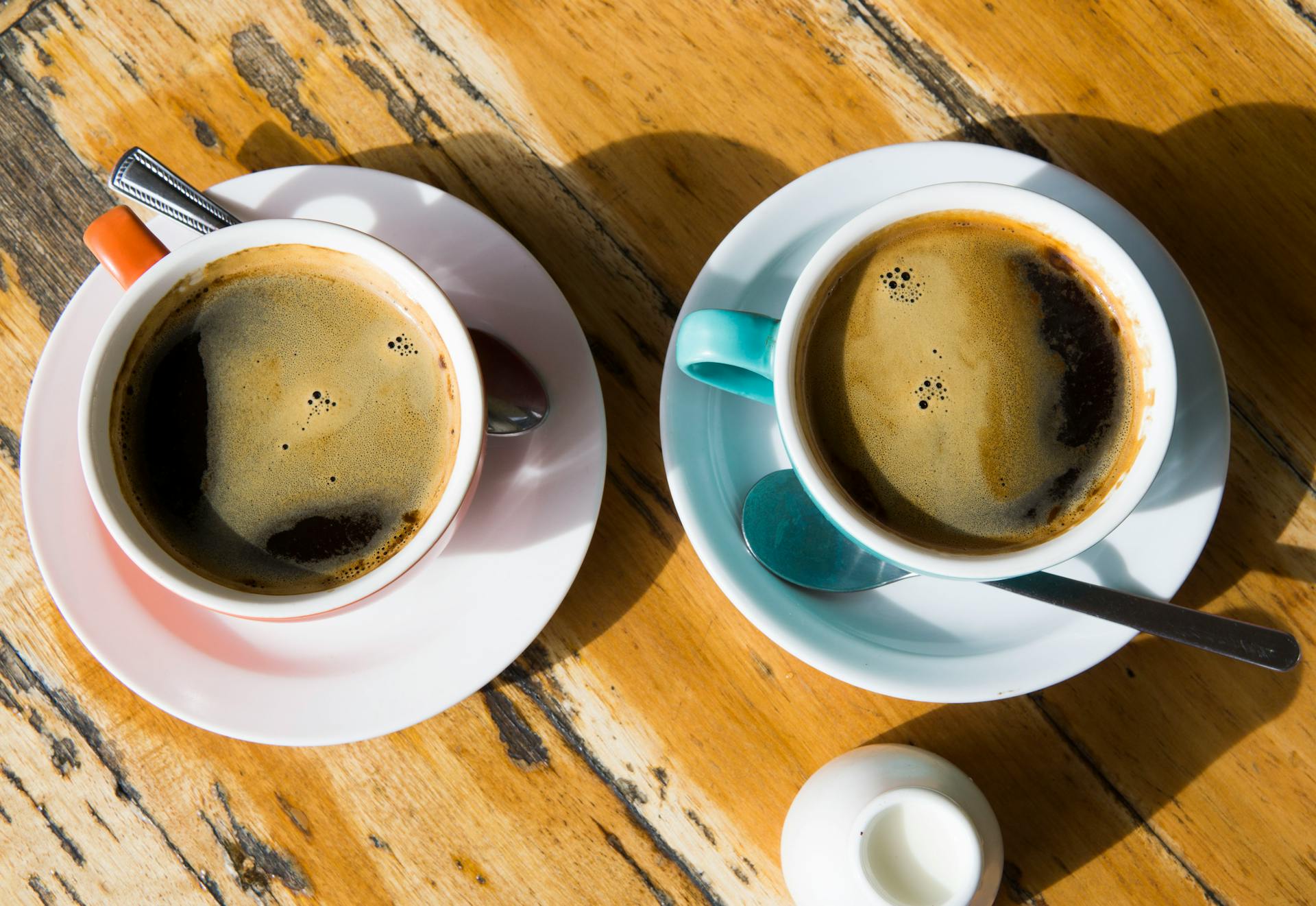 Dos tazas de café sobre una mesa | Fuente: Pexels
