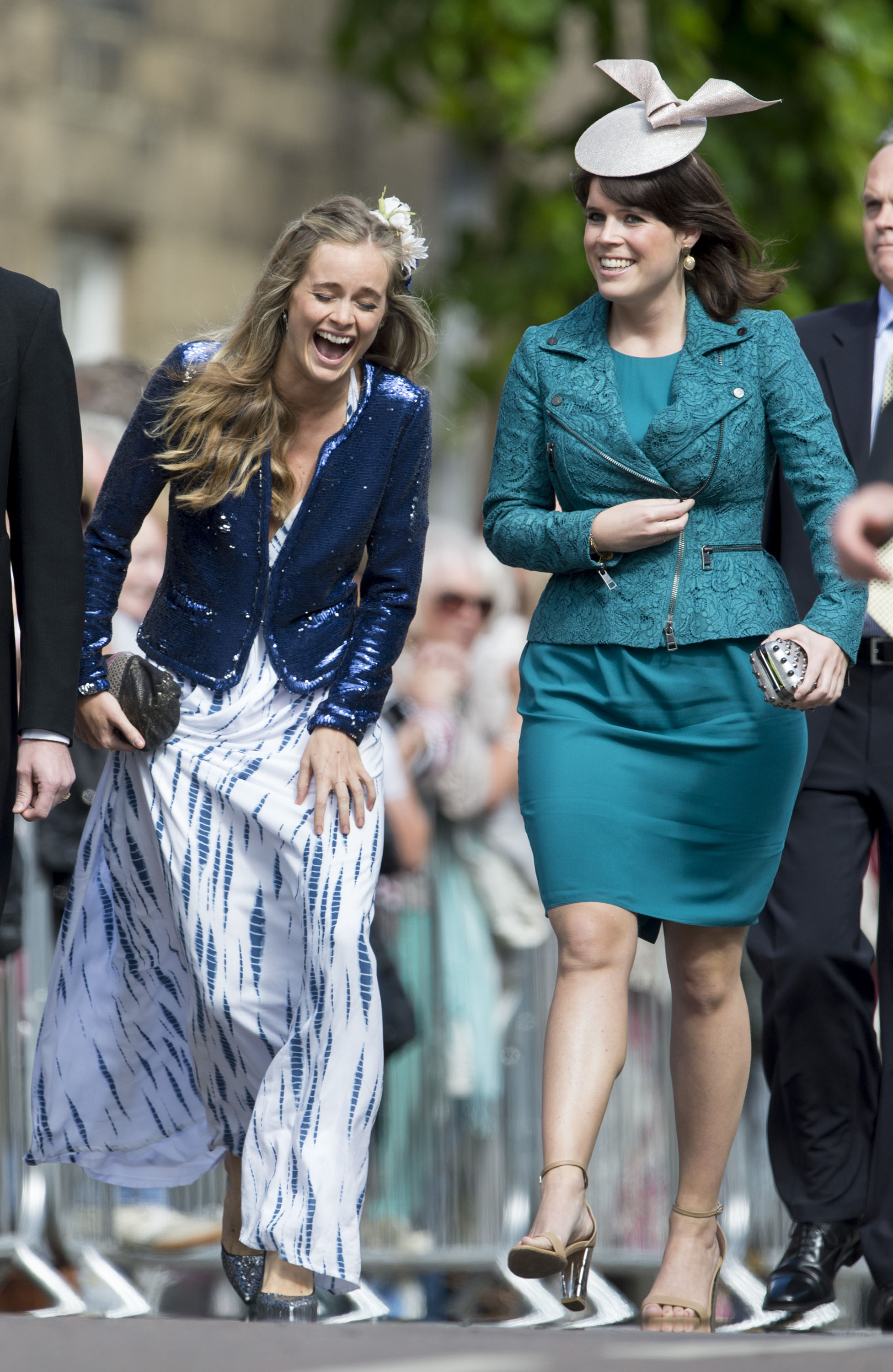 Cressida Bonas y la princesa Eugenie asisten a la boda de Melissa Percy y Thomas van Straubenzee en el castillo de Alnwick el 22 de junio de 2013 en Alnwick, Inglaterra. | Fuente: Getty Images