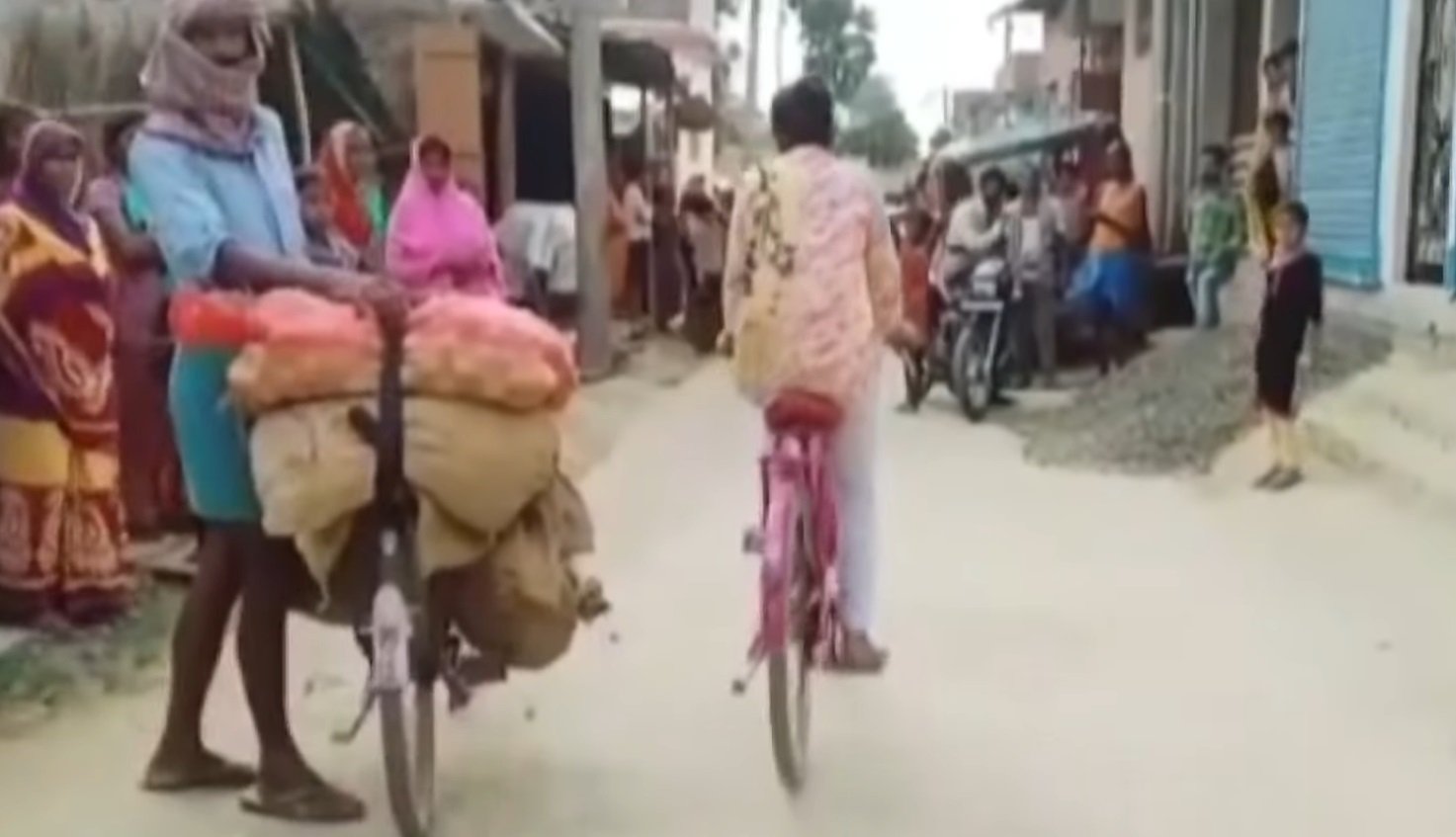 Jyoti Kumari en su bicicleta. | Foto: YouTube/IndiaTV