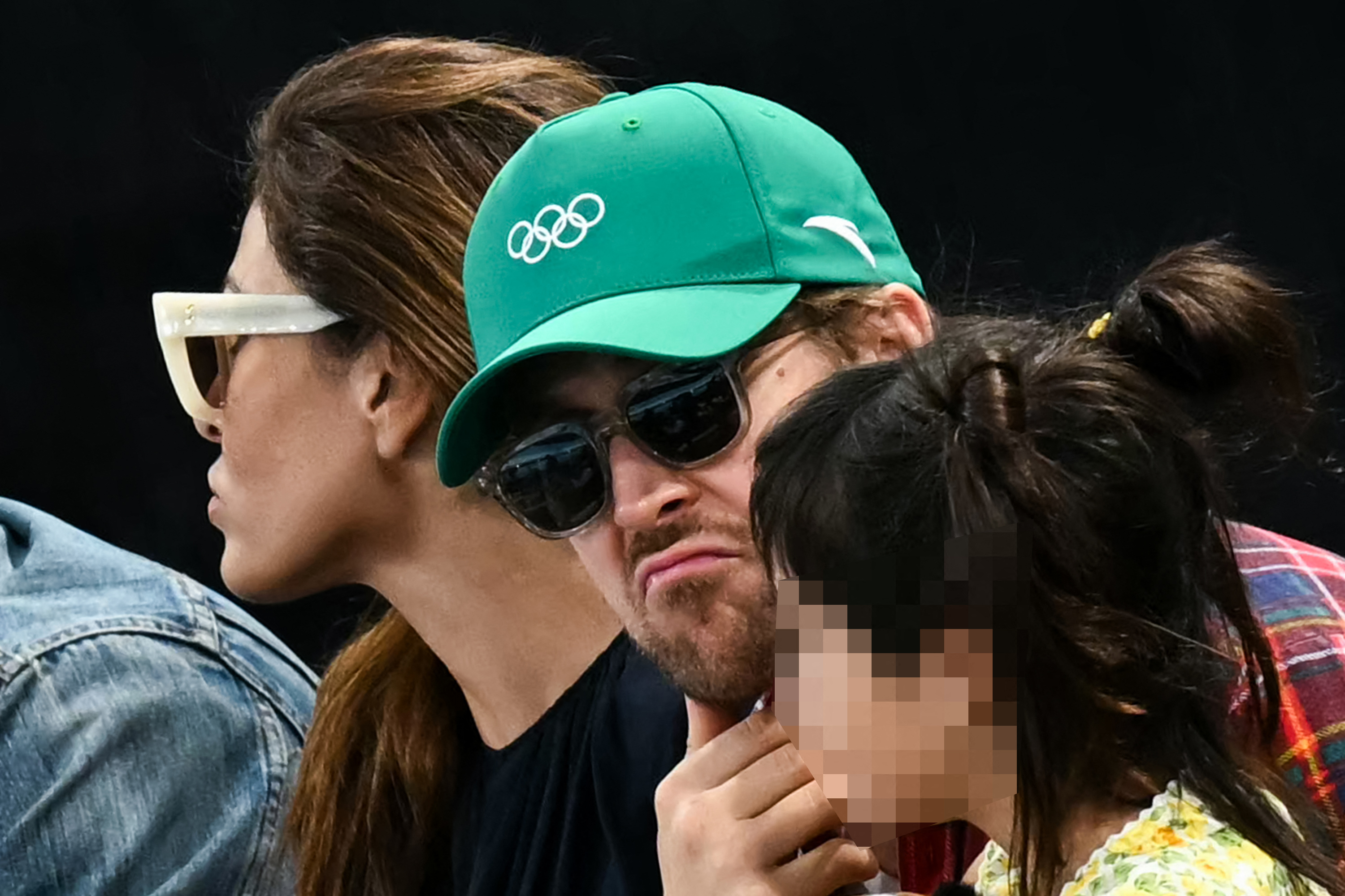 Eva Mendes y Ryan Gosling viendo la final femenina de barras asimétricas en el Bercy Arena durante los Juegos Olímpicos de París 2024 el 4 de agosto de 2024 | Fuente: Getty Images