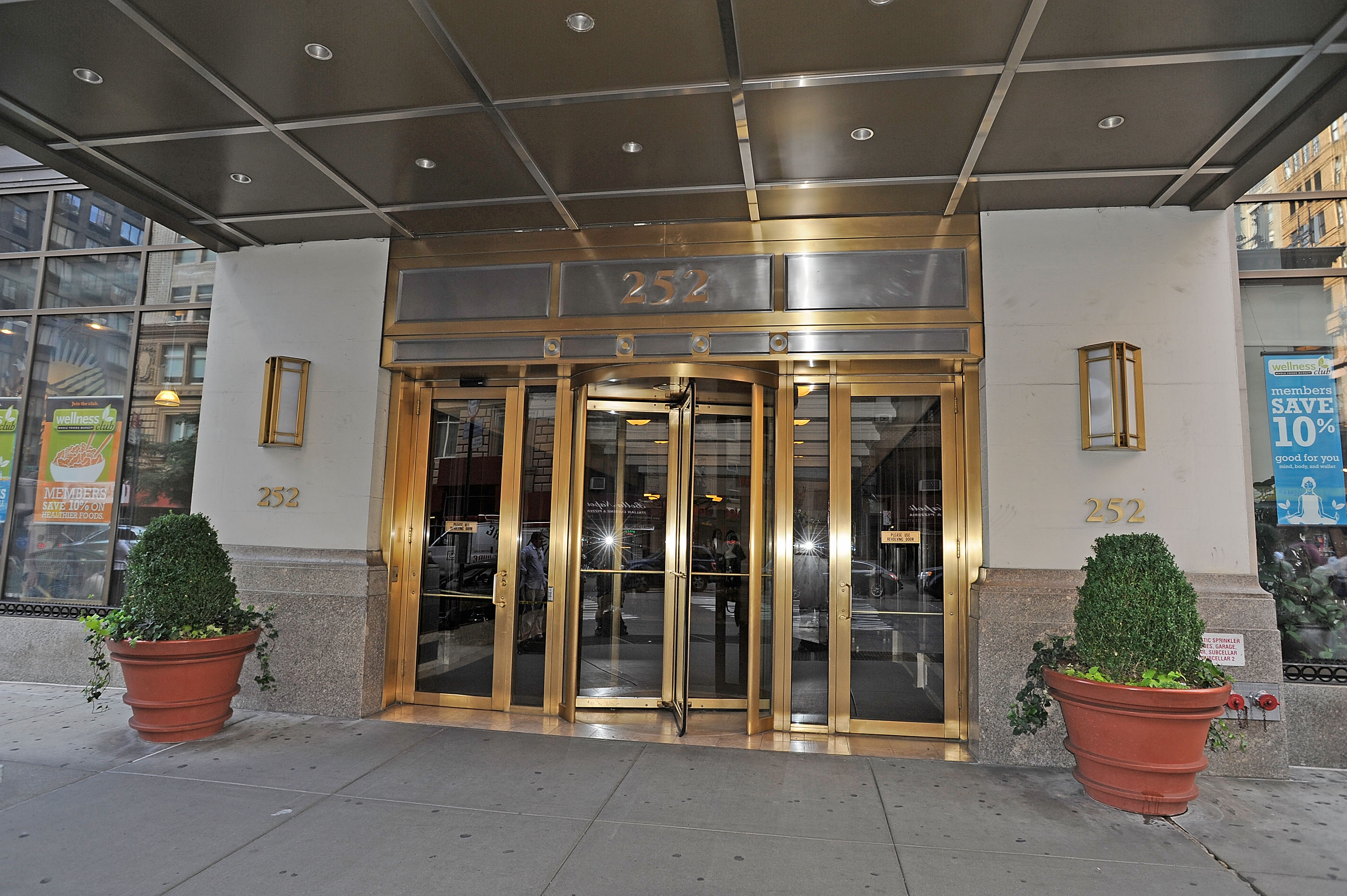 El portal del edificio Chelsea Mercantile que alberga el Apartamento de Katie Holmes el 2 de julio de 2012, en Chelsea, Nueva York | Fuente: Getty Images