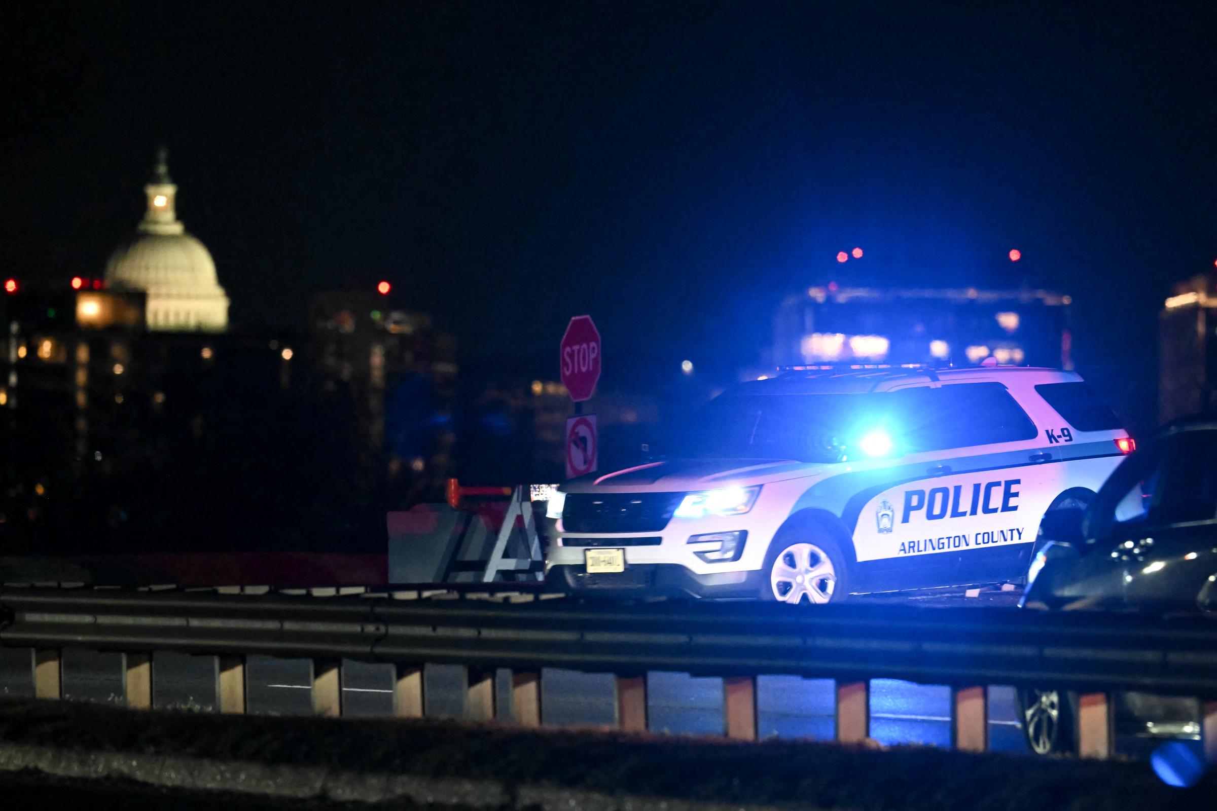 El Capitolio de EEUU se ve a lo lejos mientras un vehículo policial bloquea la entrada al río Potomac, cerca del Aeropuerto Nacional Reagan, tras un accidente aéreo en Washington, DC, el 29 de enero de 2025 | Fuente: Getty Images