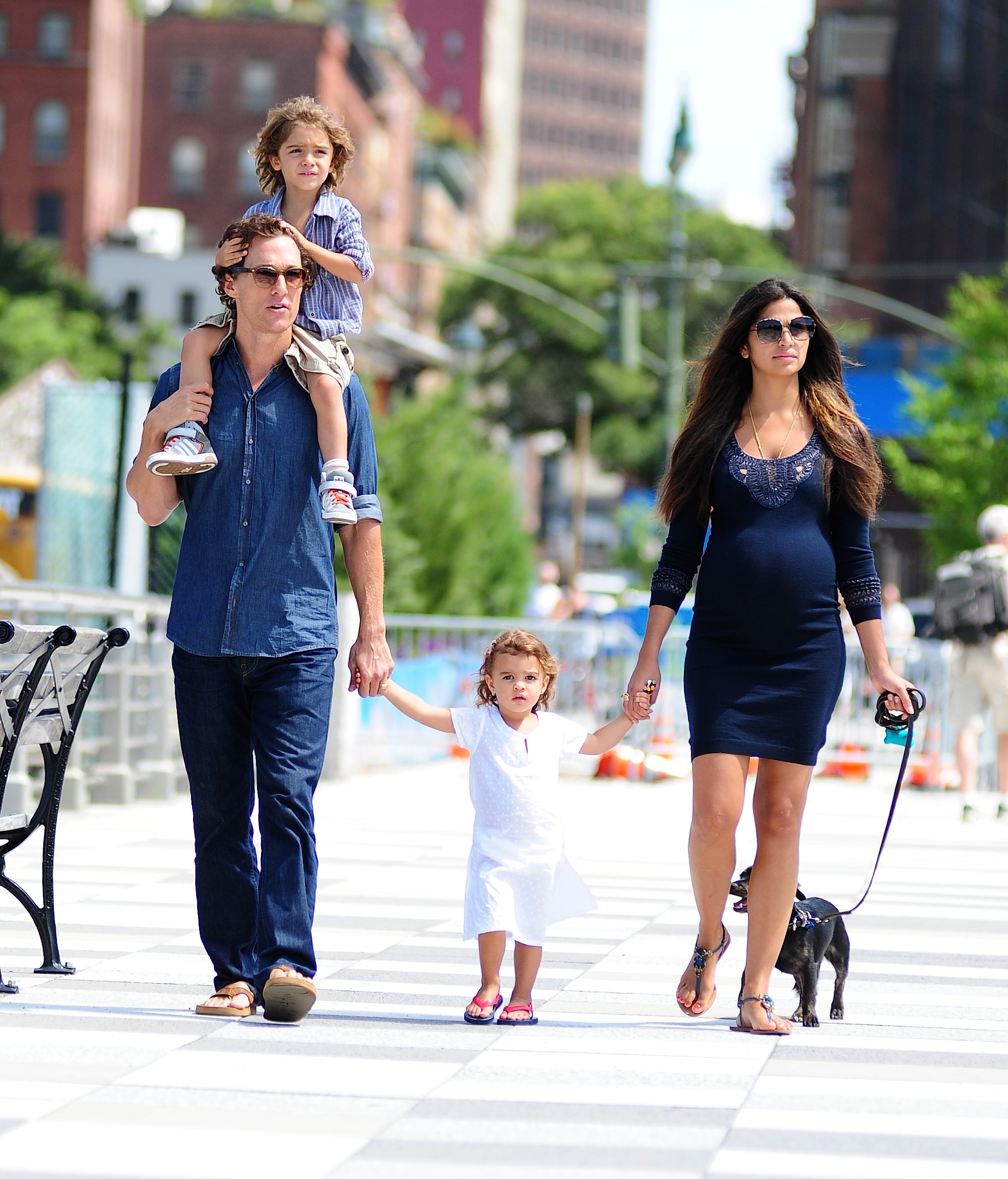 Matthew McConaughey, Levi, Vida y Camila Alves son vistos en Tribeca en las calles de Manhattan en Nueva York, el 26 de agosto de 2012 | Fuente: Getty Images