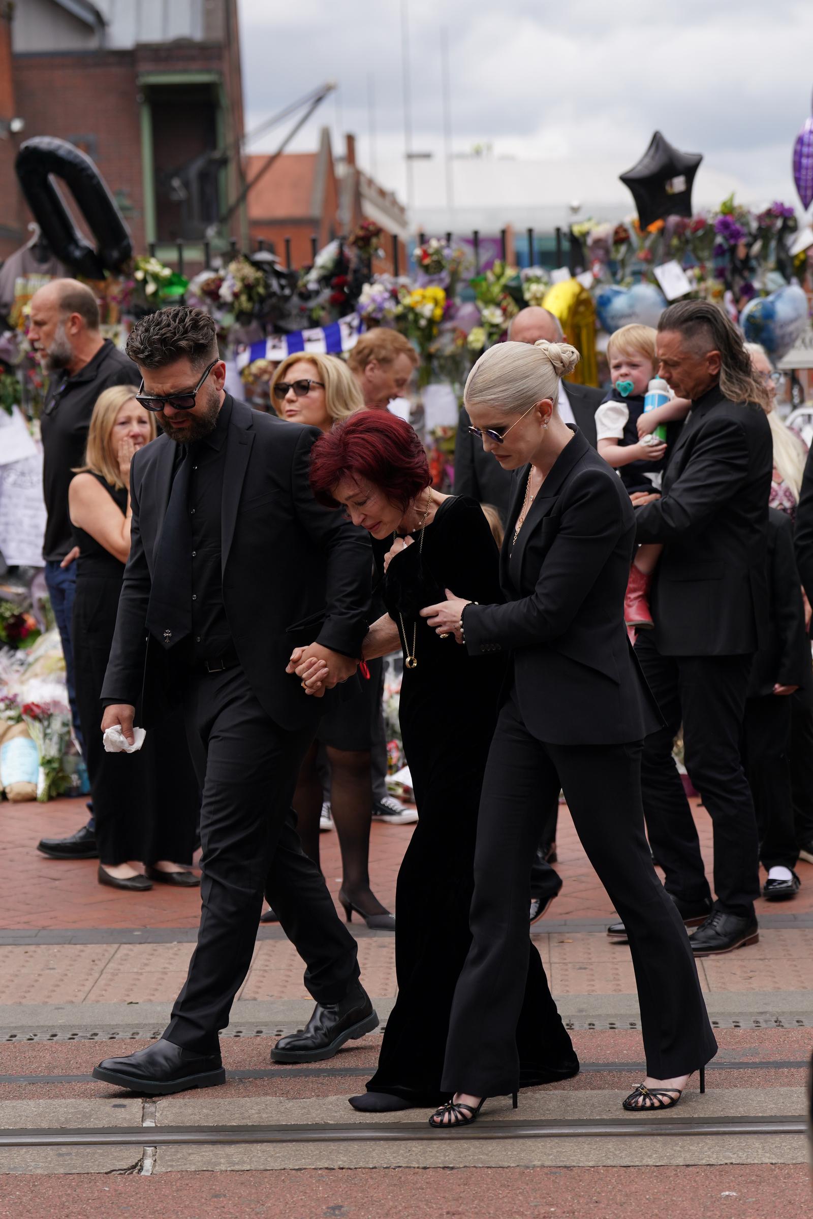La familia de Ozzy Osbourne - Sharon Jack, y Kelly están en el cortejo fúnebre de Ozzy celebrado en Birmingham el 30 de julio de 2025 | Fuente: Getty Images