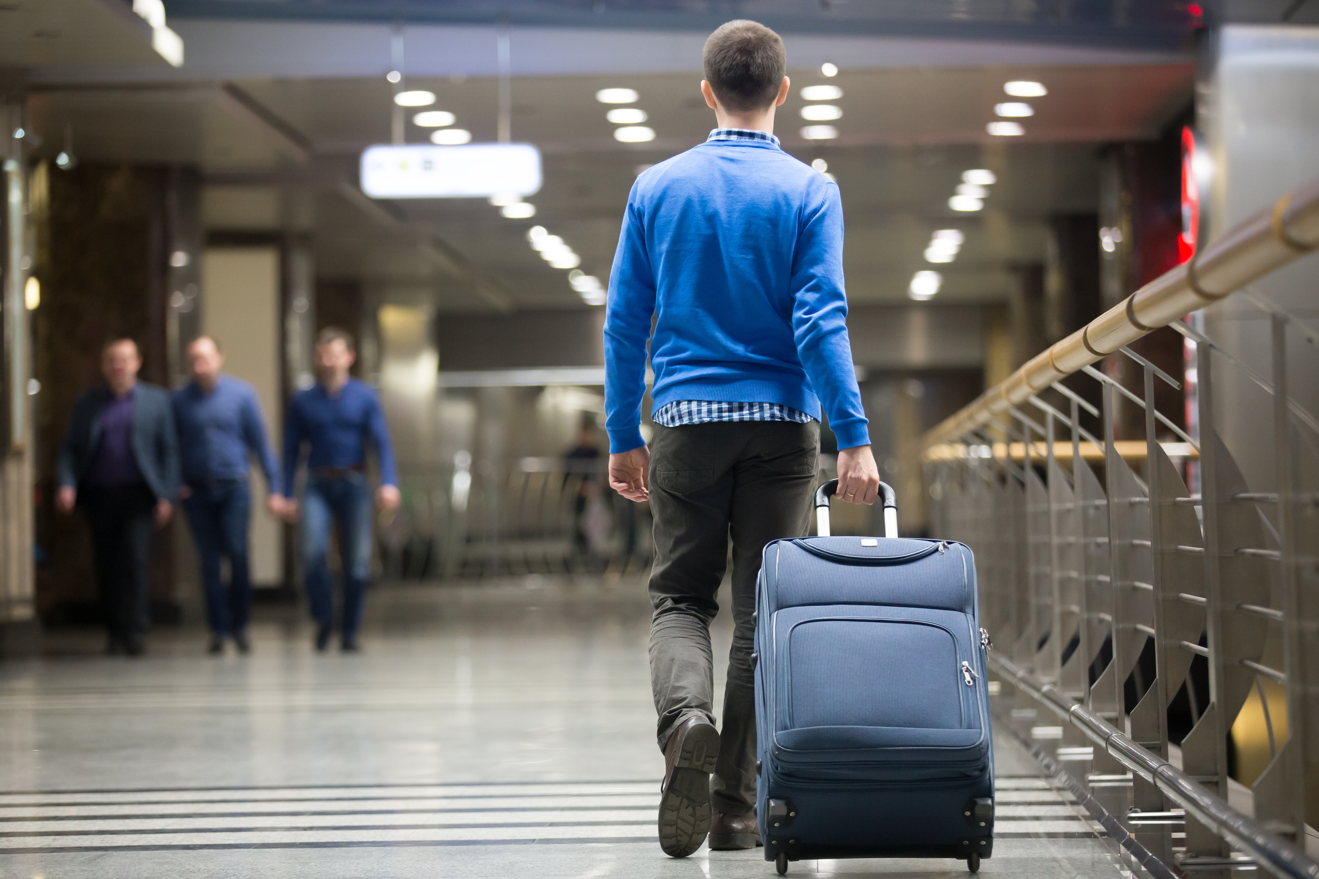 Hombre caminando con su equipaje en un aeropuerto | Foto: Shutterstock