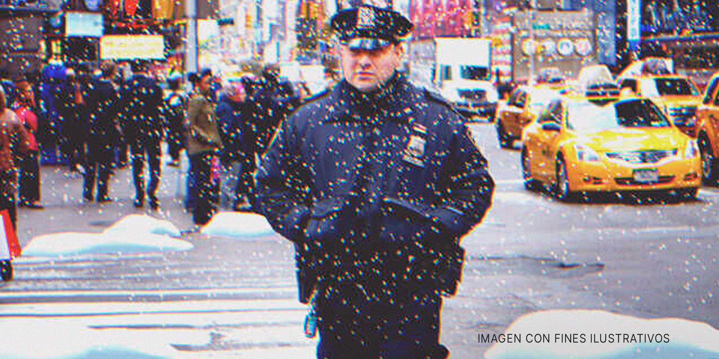 Policía de pie en una calle nevada. | Foto: Shutterstock