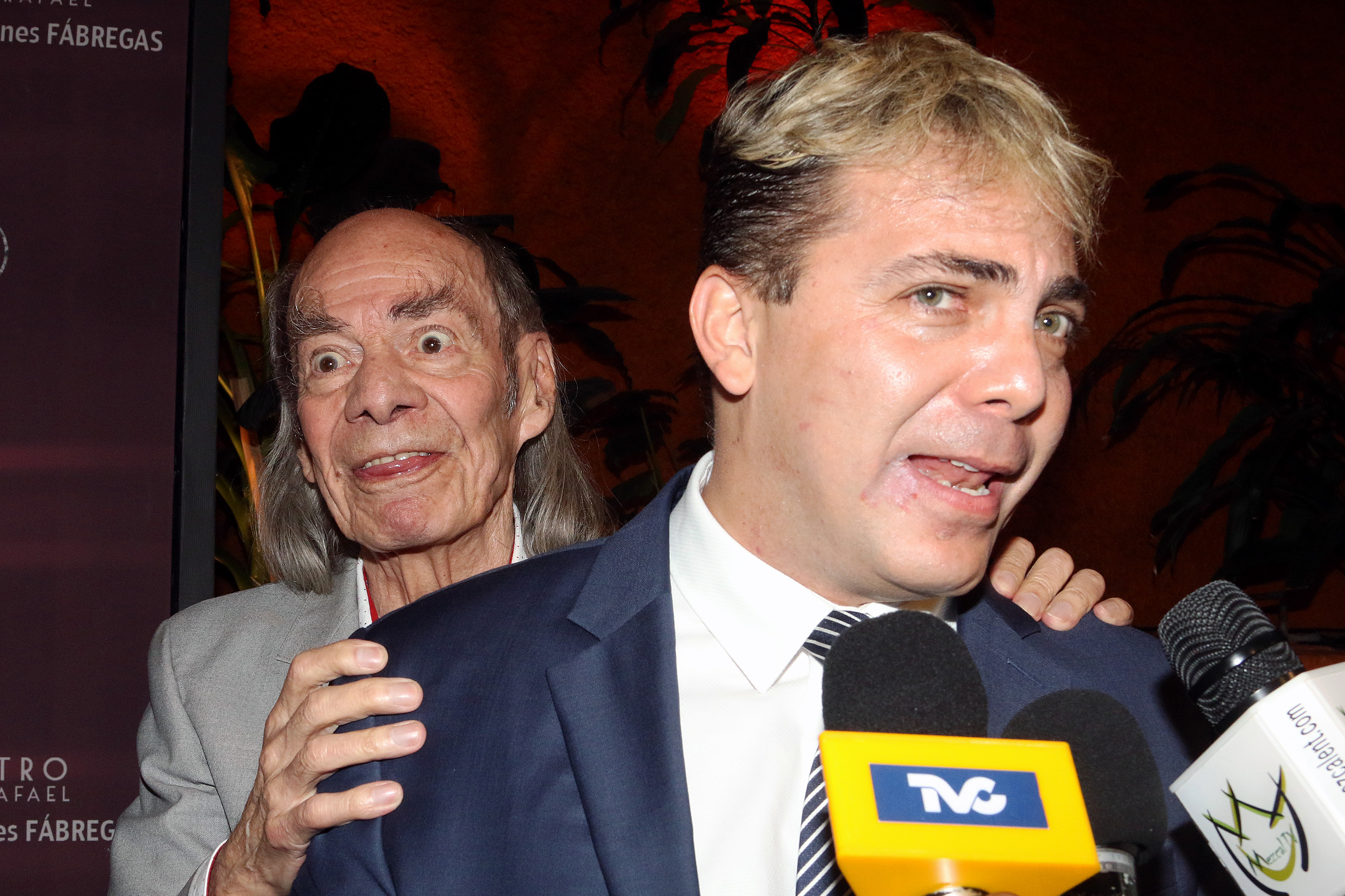 Cristian Castro y su padre Manuel "Loco" Valdés hablan con la prensa durante la alfombra roja de la obra "Aplauso", el 29 de junio de 2016 en la Ciudad de México, México. | Fuente: Getty Images