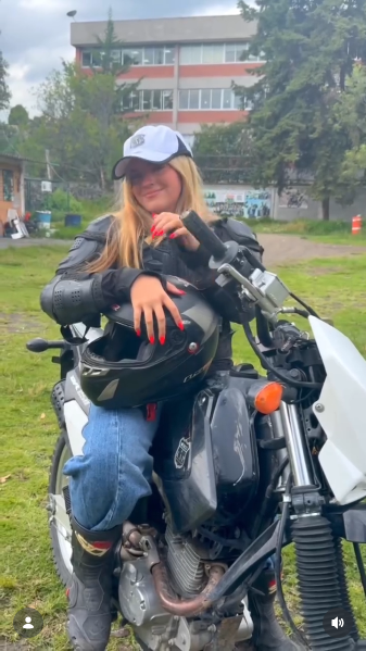 Roberta Ayala posando sentada sobre una motocicleta en la zona de práctica de motocross | Fuente: Instagram/alexisayala