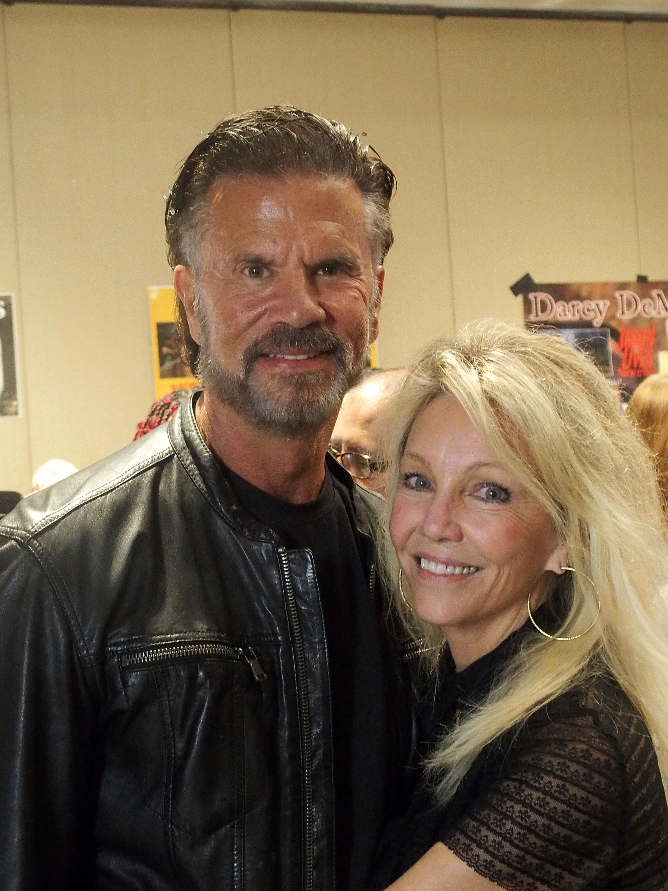 Lorenzo Lamas y Heather Locklear posan muy juntos mientras asisten a la Chiller Theatre Expo de primavera de 2026 en el Hilton Parsippany de Parsippany, Nueva Jersey, el 26 de abril de 2026. En su primera gran aparición pública como pareja, ambos sonríen con calidez con conjuntos negros a juego: Lamas lleva una chaqueta motera de cuero negra y Locklear se inclina hacia él con un delicado top de encaje, aretes de aro dorados y una melena rubia ondulada en capas. | Fuente: Getty Images