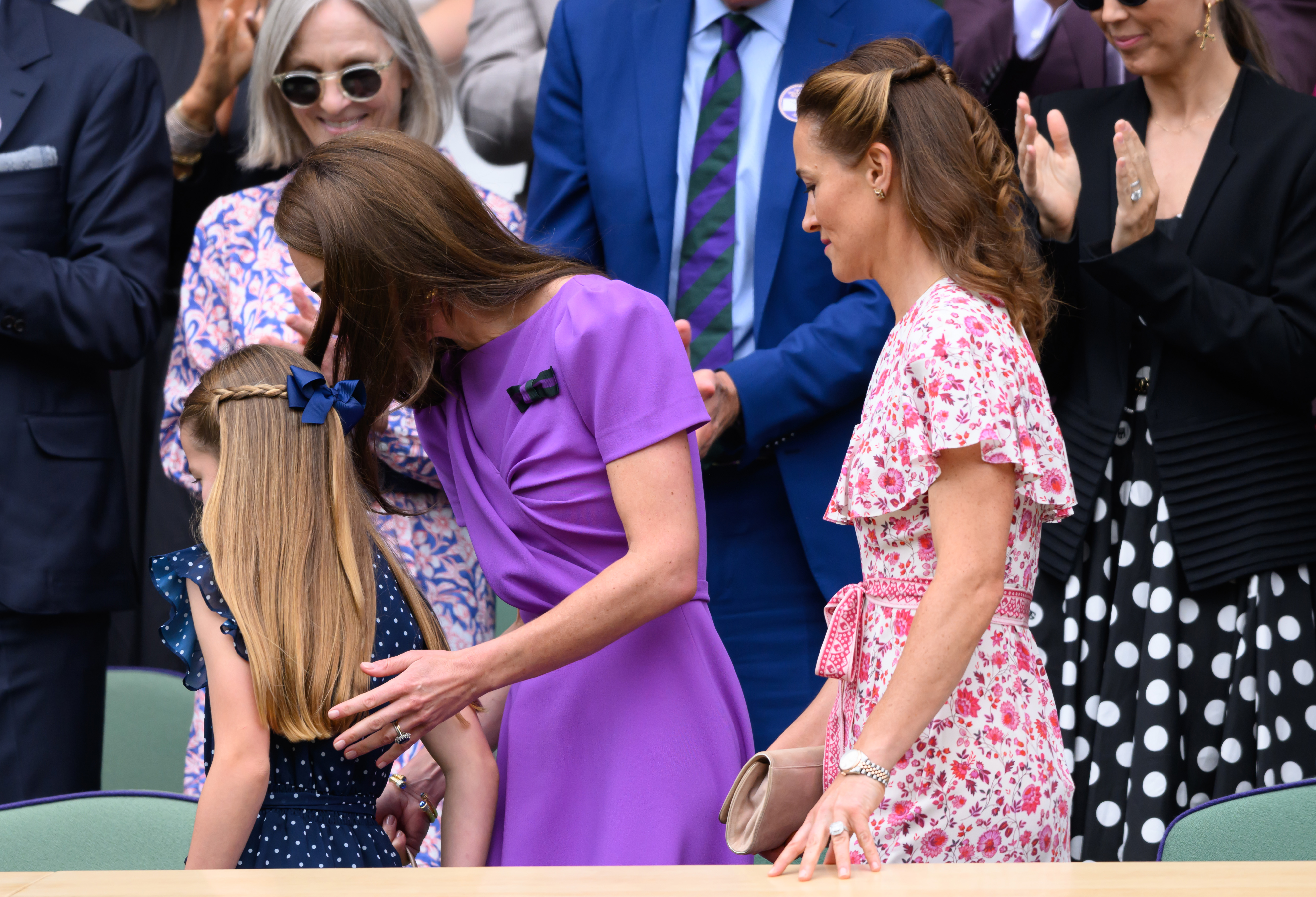 La princesa Charlotte, Kate Middleton y Pippa Middleton en la Pista Central durante el Campeonato de Tenis de Wimbledon el 14 de julio de 2024, en Londres, Inglaterra | Fuente: Getty Images