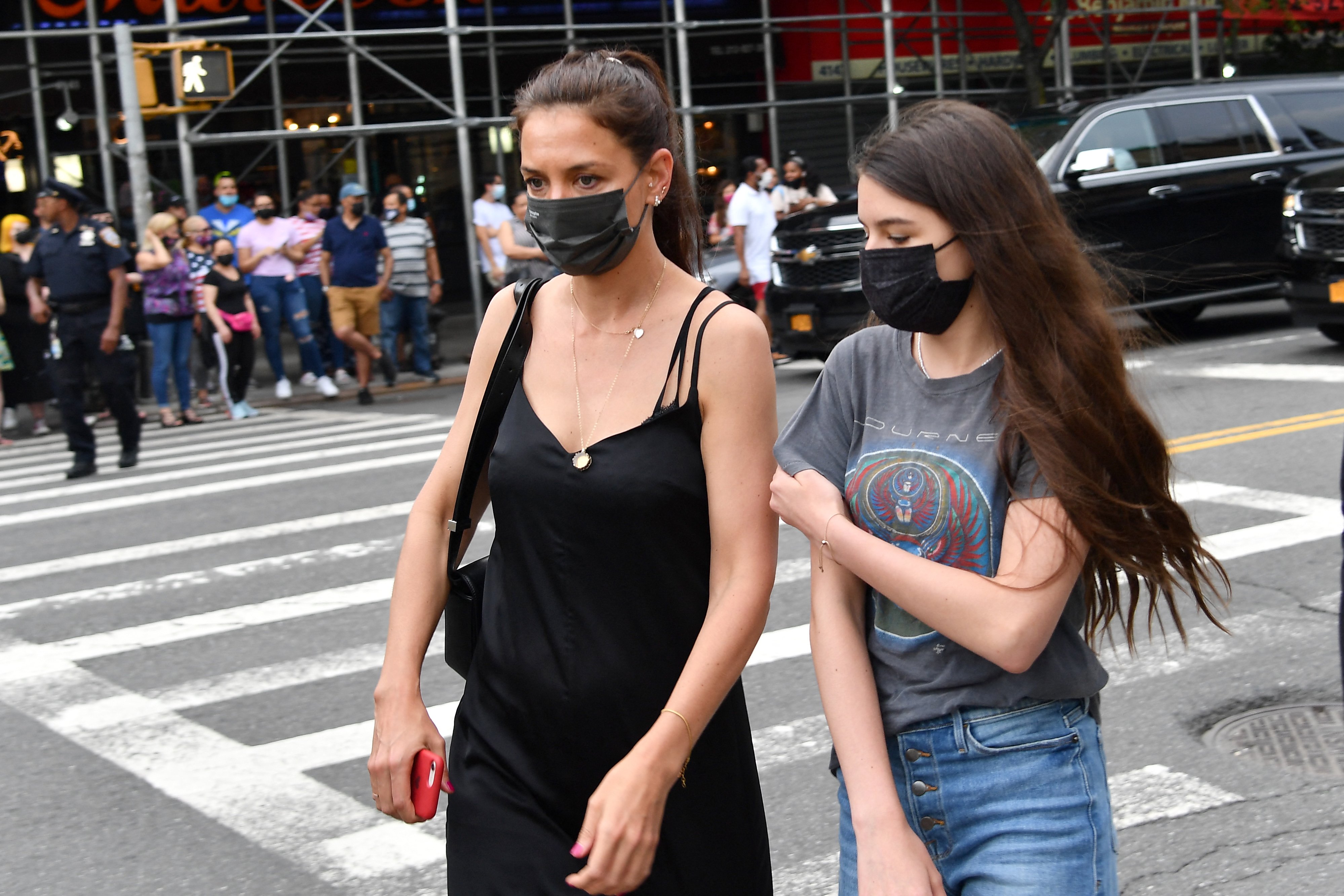 Katie Holmes y su hija Suri Cruise llegan al estreno de la noche de apertura de "In The Heights" durante el Festival de Tribeca en el United Palace Theatre el 9 de junio de 2021 en la ciudad de Nueva York. | Foto: Getty Images