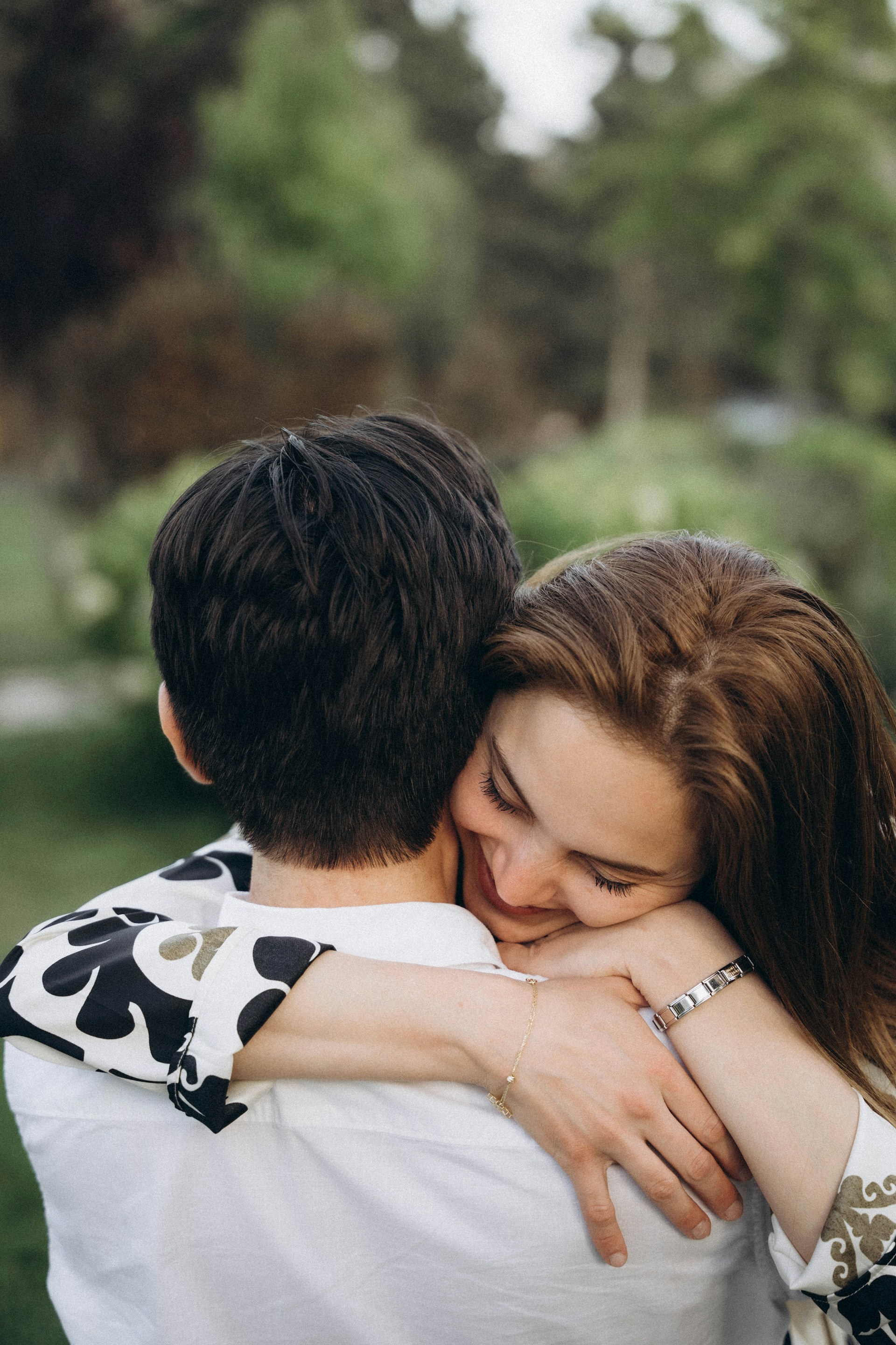 Una mujer abrazando a un hombre | Fuente: Unsplash